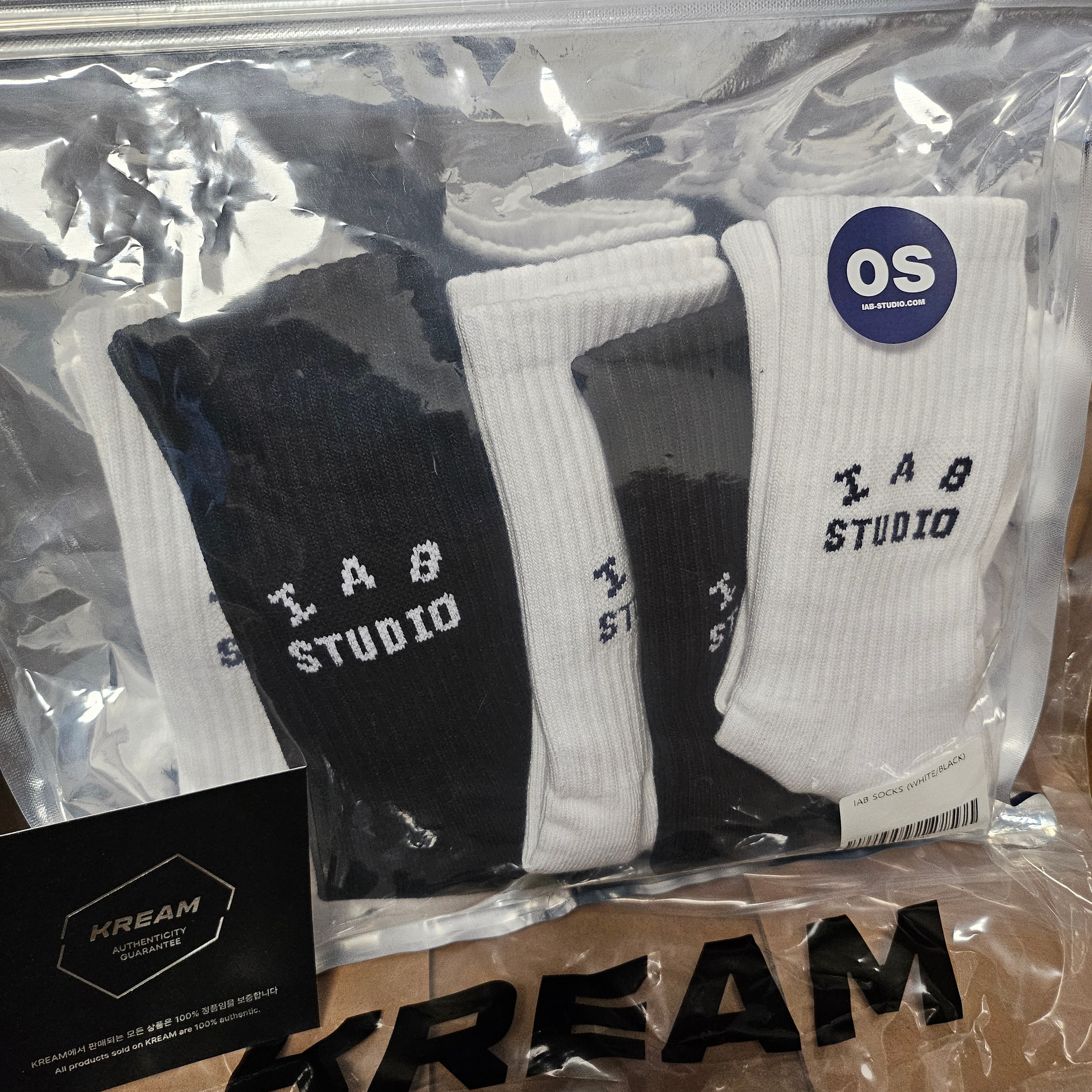 IAB Studio Socks White Black (5 Pack) 착용 스타일