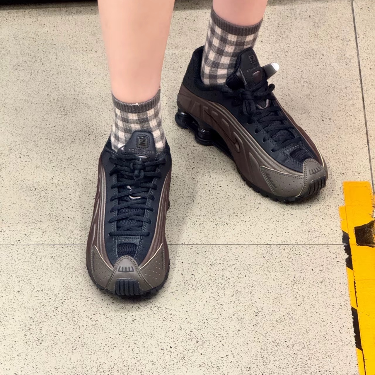 (W) Nike Shox R4 Ironstone Off Noir 착용 스타일 - 1