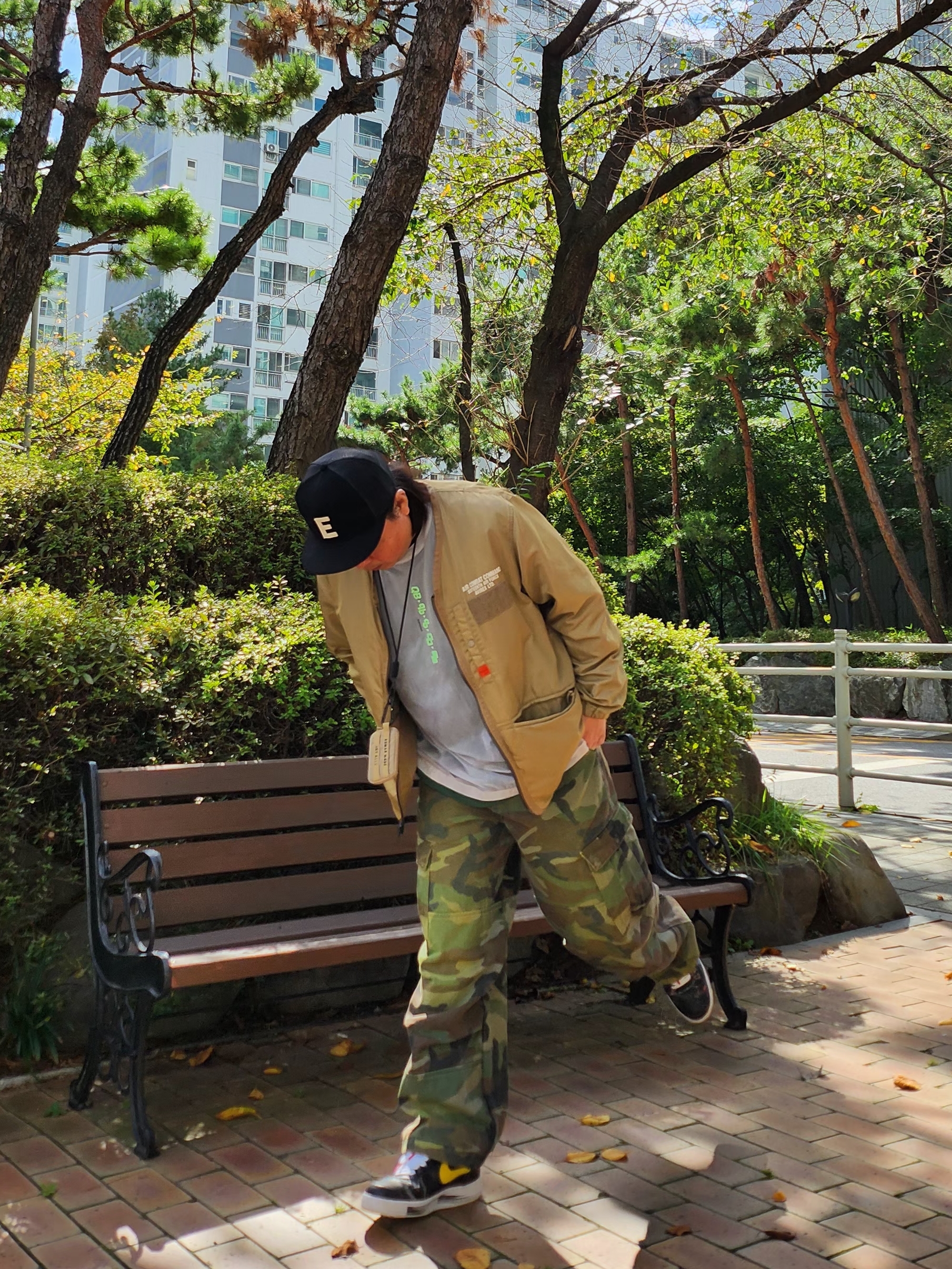 Nike x Peaceminusone Air Force 1 Low Para-Noise 3.0 Black and Multicolor, Suade Washed Cargo Pants Green Camo 착용 스타일 - 4