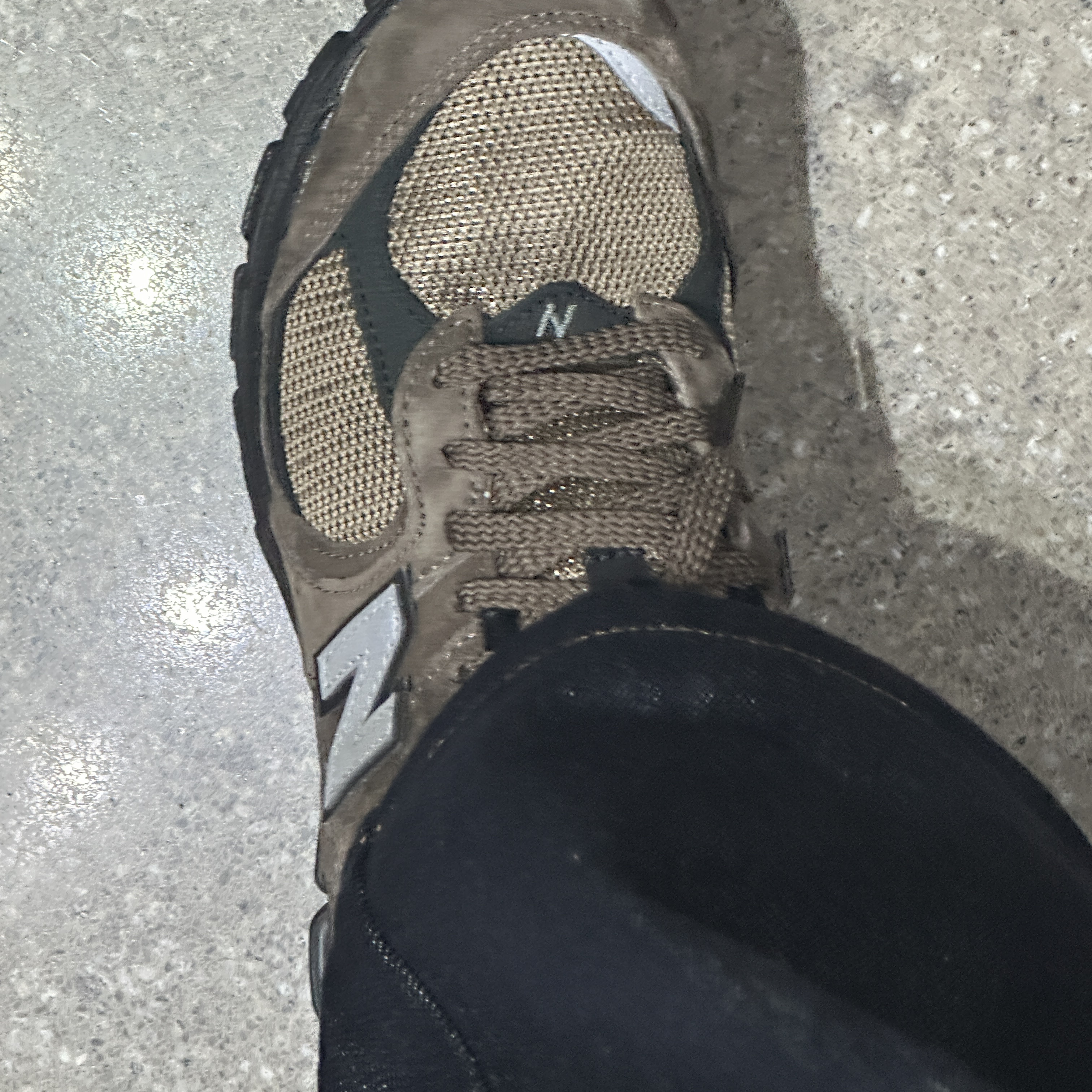 New Balance 2002R Brown Black 착용 스타일 - 2