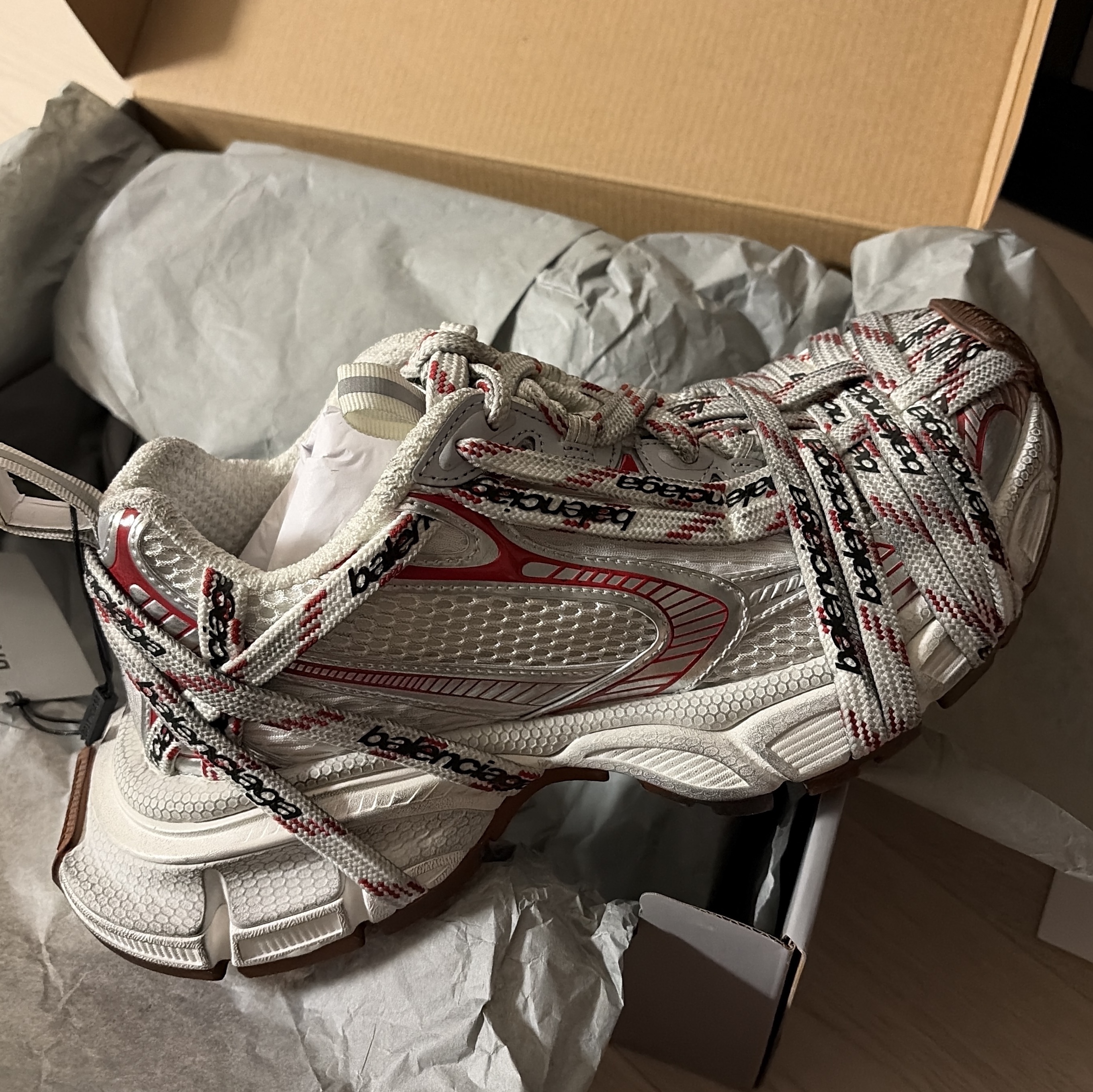 (W) Balenciaga 3XL Extreme Laces Logo Sneaker Beige Grey Red Brown 착용 스타일