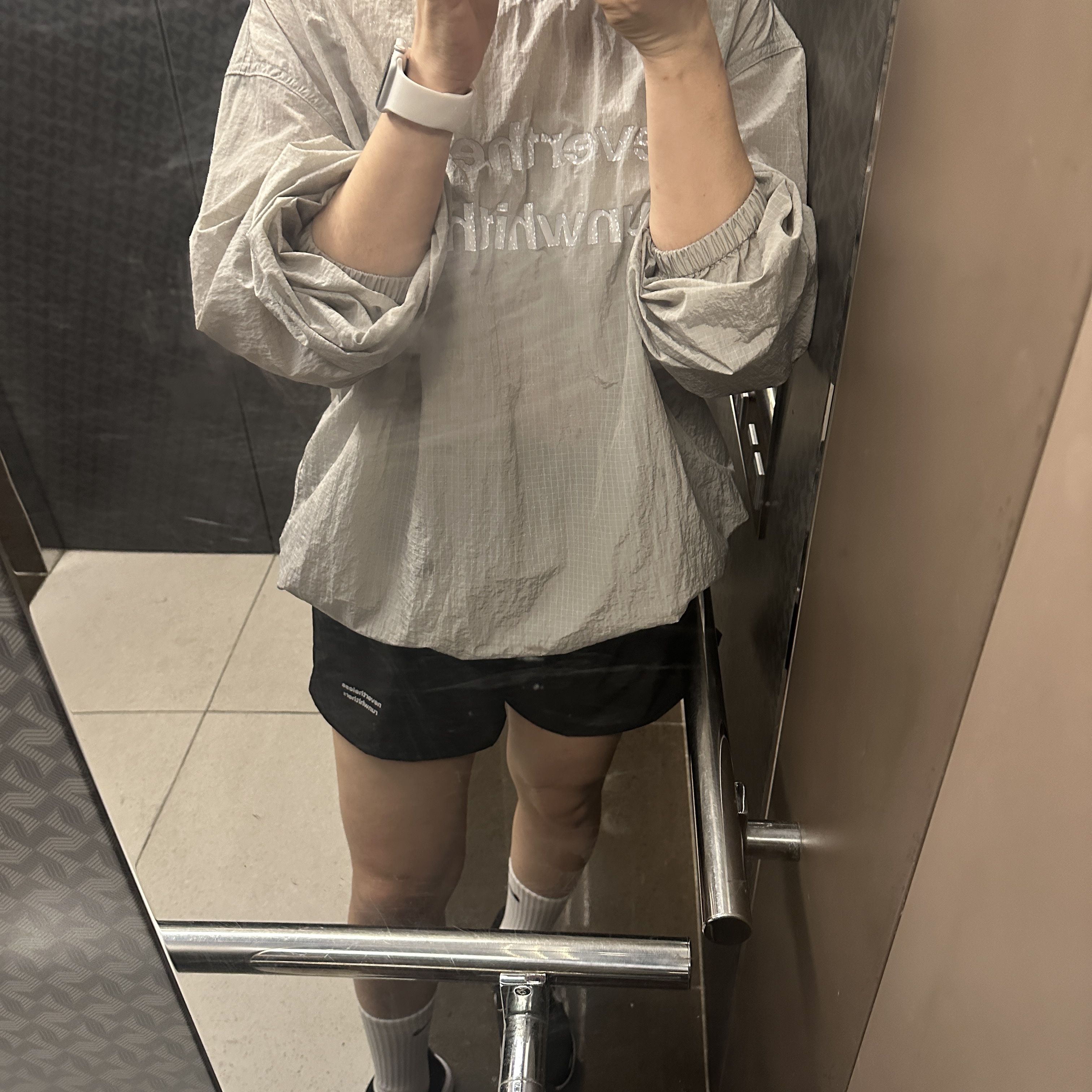 [KREAM 단독] runwhither Windbreaker MTM V2 Gray, [KREAM 단독] runwhither Womens 3inch Shorts Black 착용 스타일 - 1