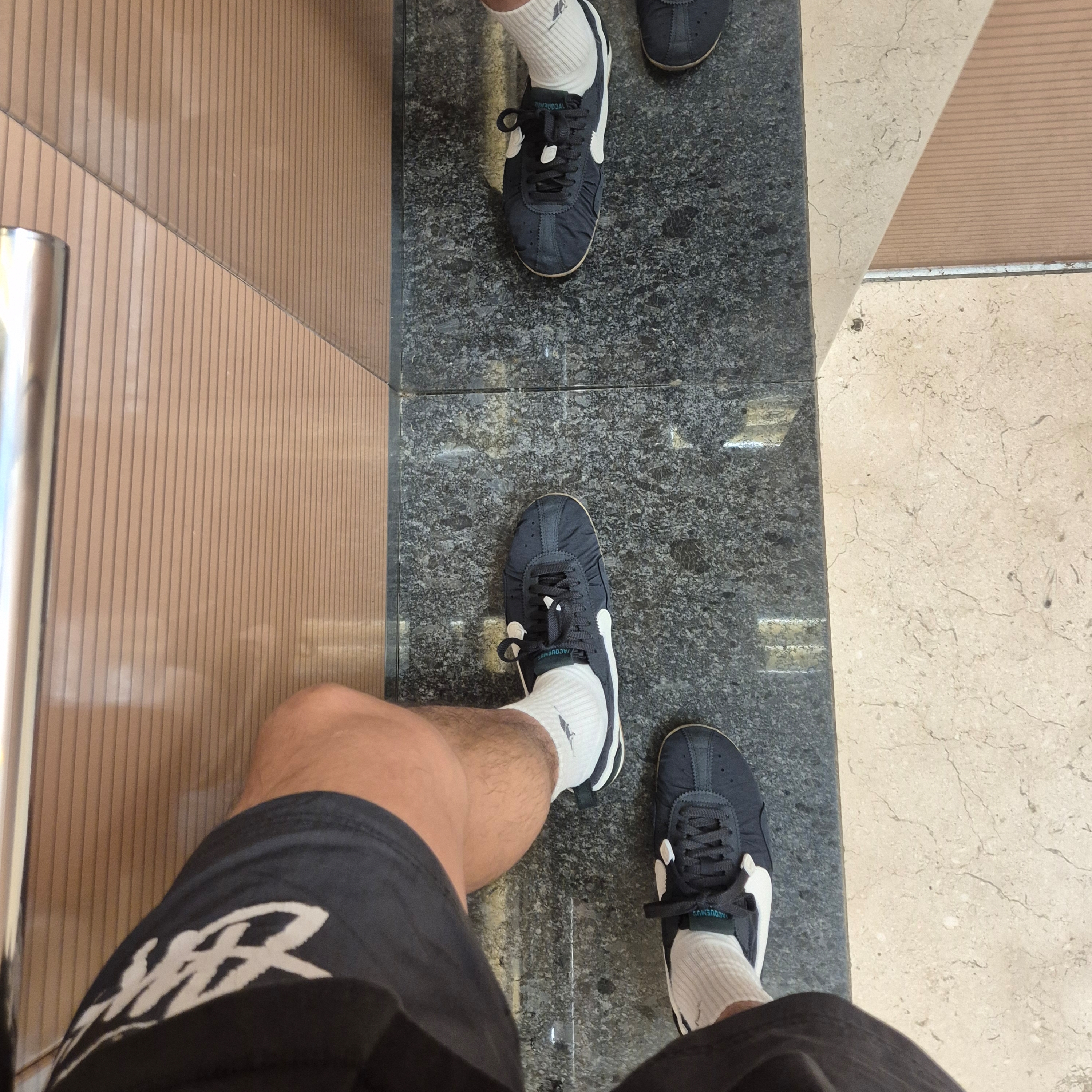 Nike x Jacquemus Moon Shoe SP Off Noir Cashmere, Nike x Stussy Water Shorts Off Noir 착용 스타일