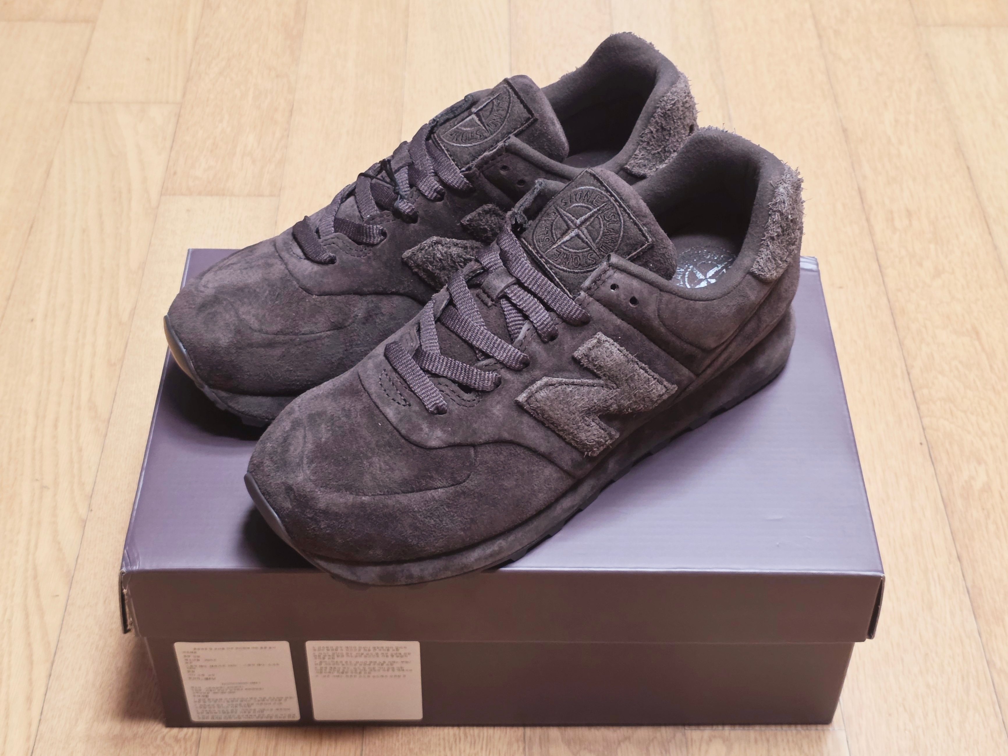 New Balance x Stone Island 574 Ghost Dark Brown 착용 스타일 - 2
