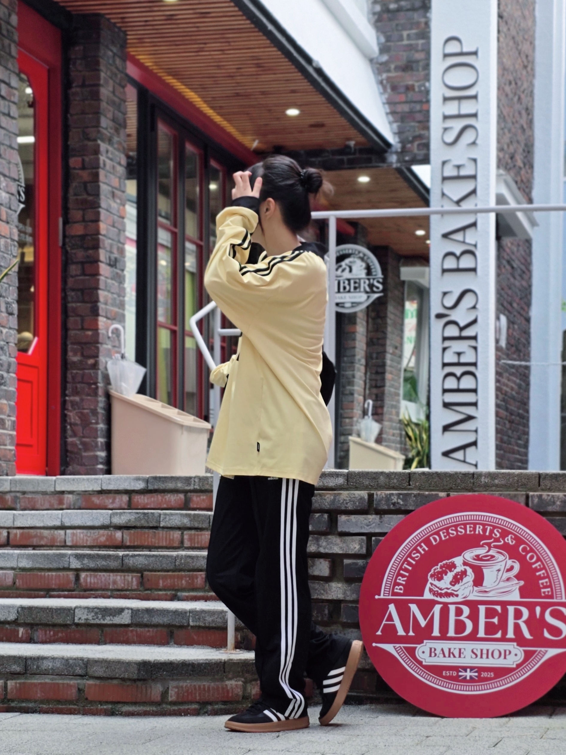 (W) Adidas Adicolor Classic Firebird Track Pants Black - KR Sizing, (W) Adidas Adicolor Classic Firebird Track Pants Black - US Sizing 착용 스타일