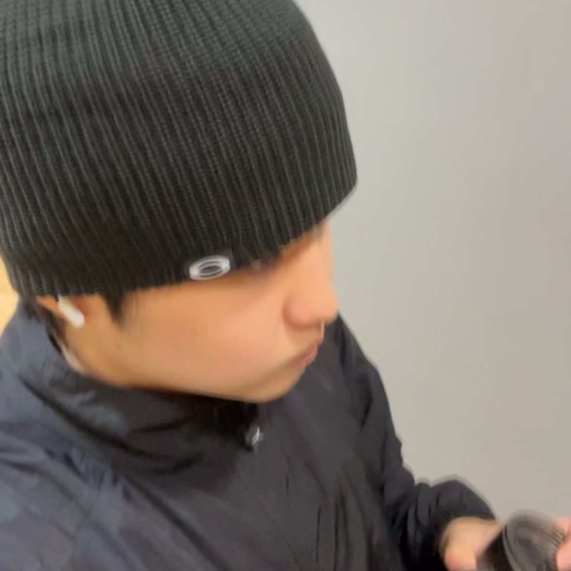Oakley Session Beanie Blackout 착용 스타일 - 1