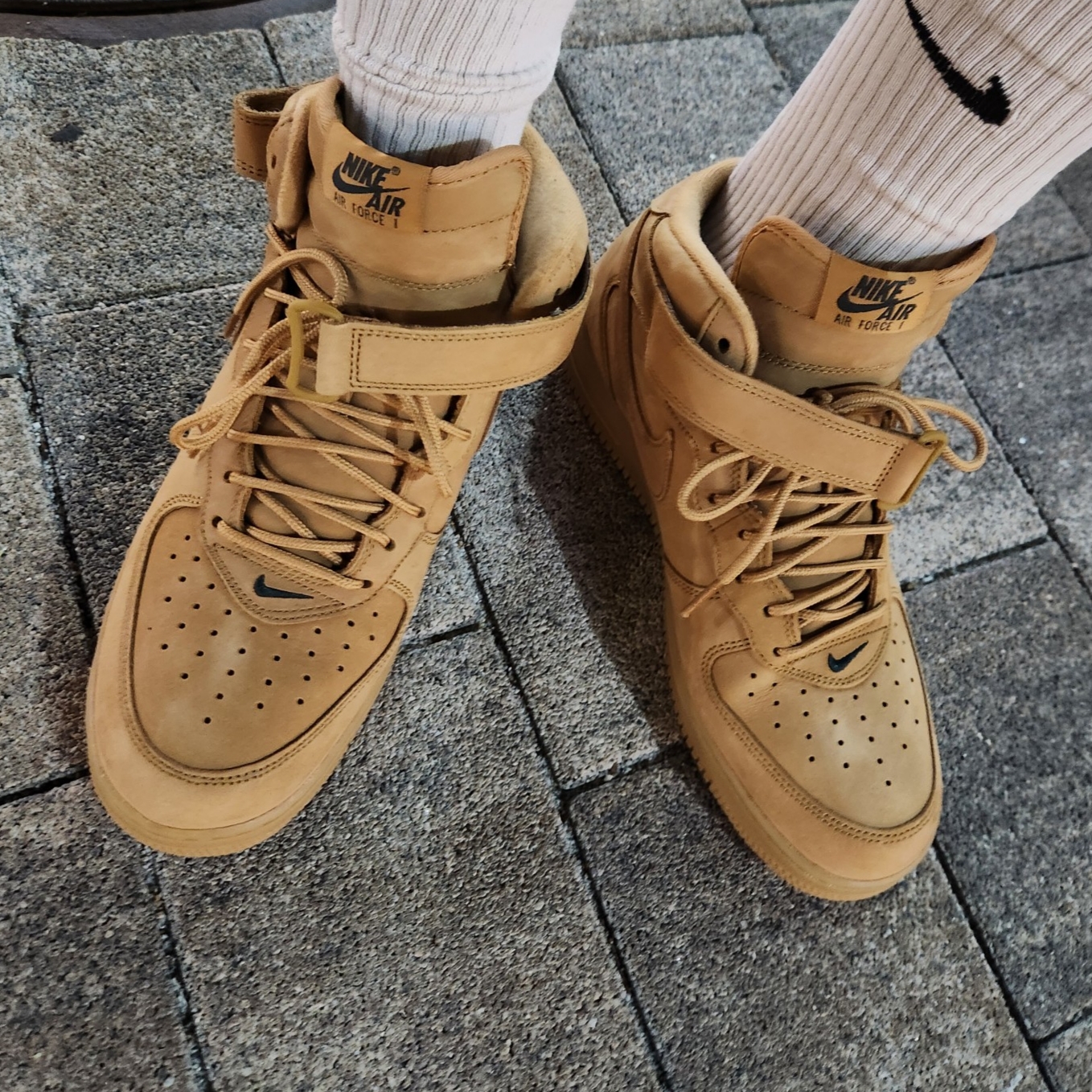 Nike Air Force 1 Mid Flax and Outdoor Green 착용 스타일 - 2
