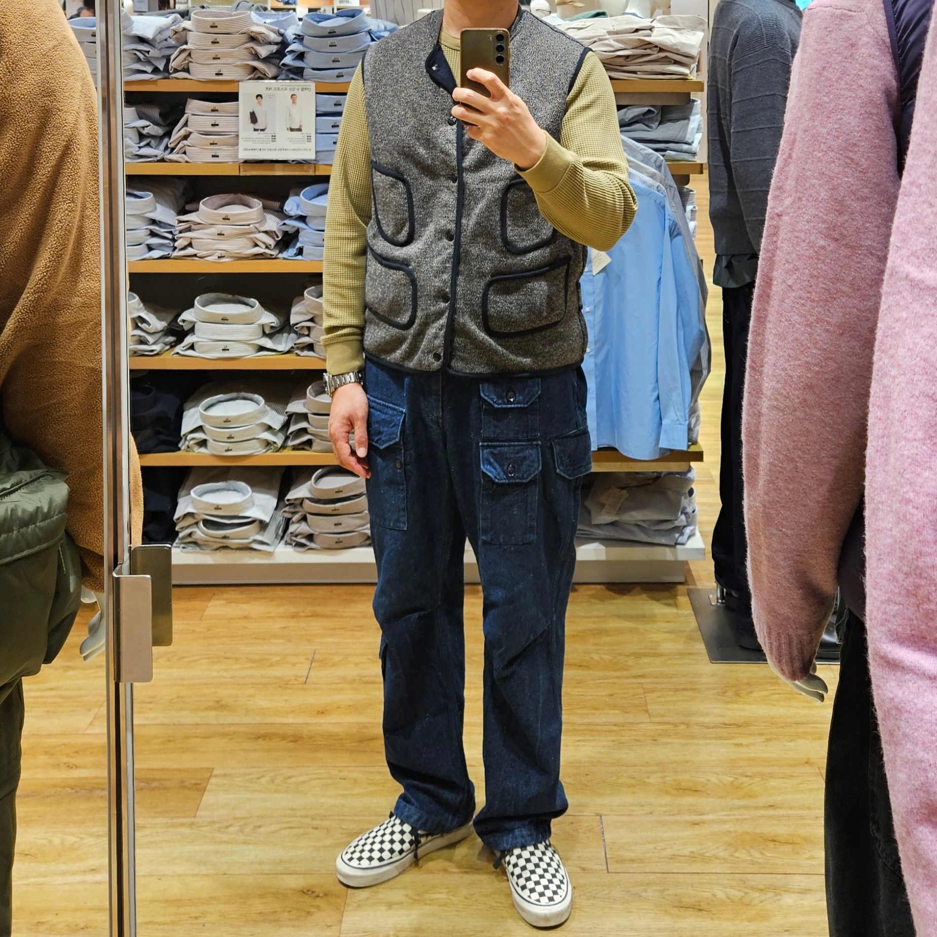 Vans Slip-On Checkerboard, Engineered Garments Cotton Ripstop Painter Pants Dark Navy 착용 스타일 - 5
