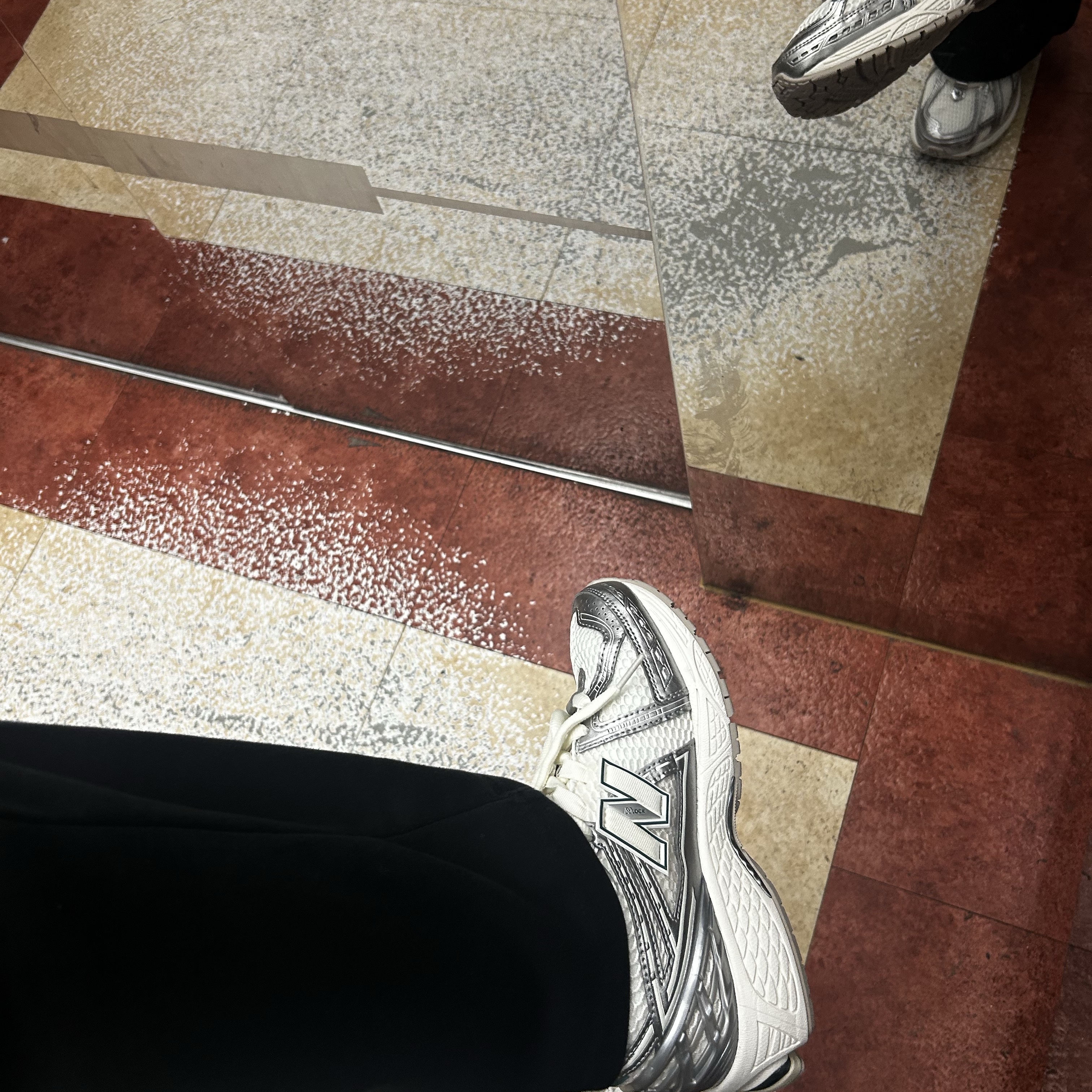 New Balance 1906R Silver Metallic Sea Salt 착용 스타일