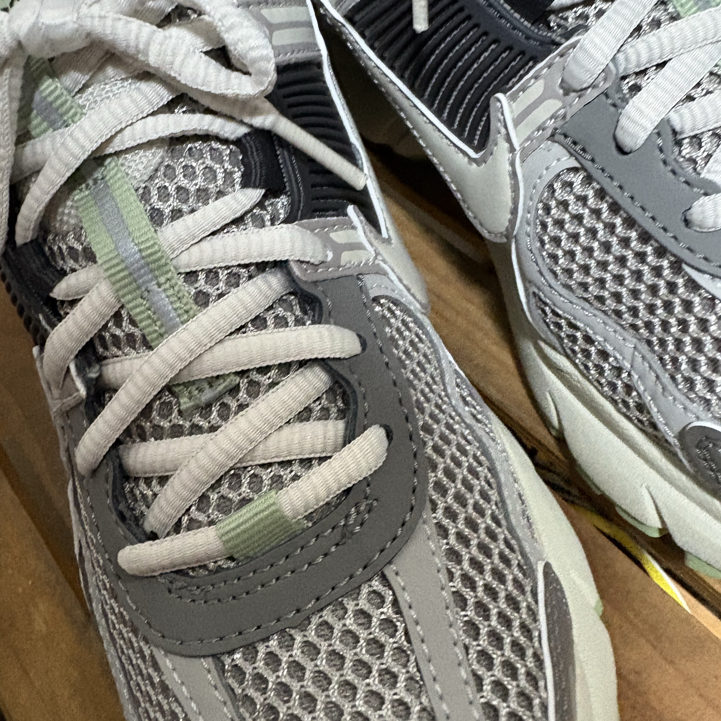 (W) Nike Zoom Vomero 5 Cobblestone and Flat Pewter 착용 스타일 - 2