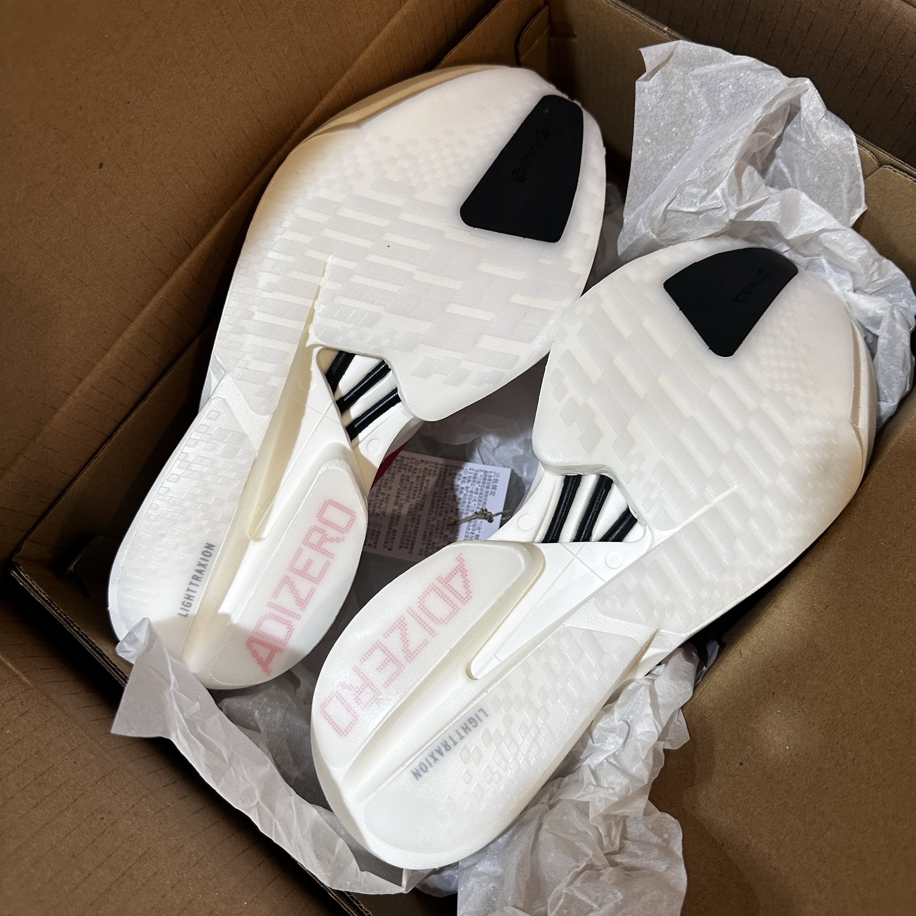 Adidas Adizero Adios Pro 4 Off White Better Scarlet 착용 스타일 - 3
