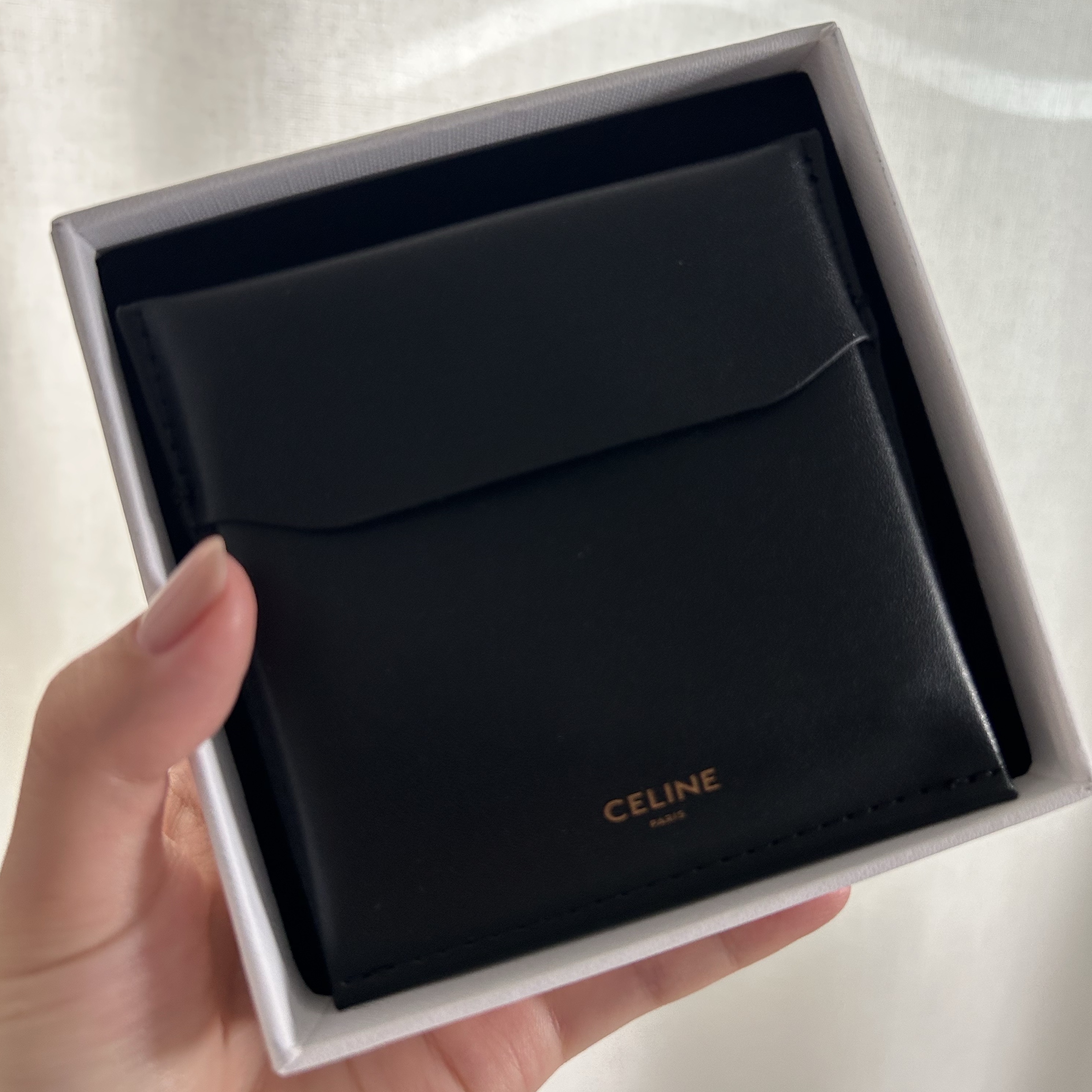 (W) Celine Triomphe Studs in Brass with Gold Finish Gold 착용 스타일 - 2