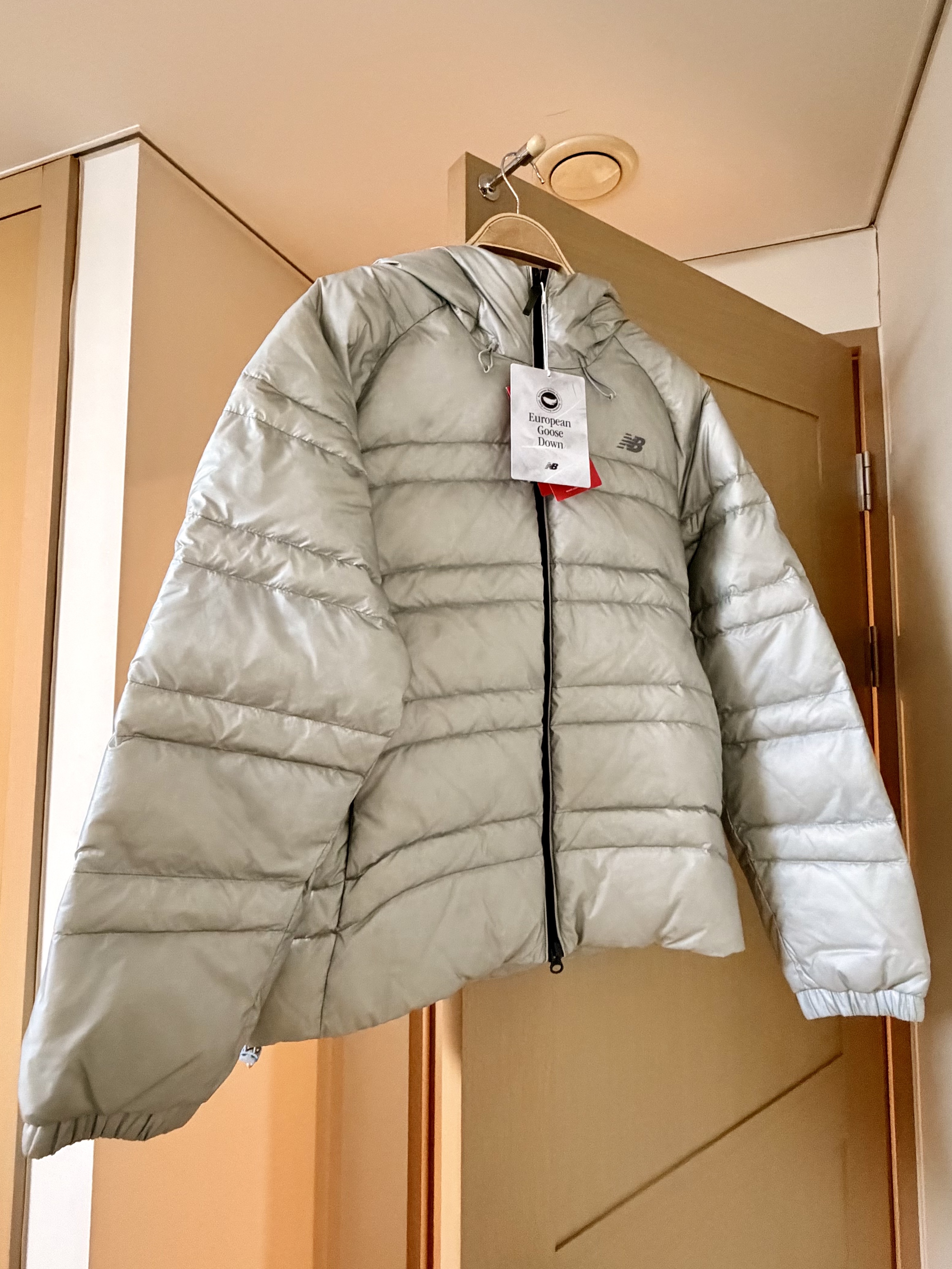 New Balance Flying 77 Superlight Hooded Goose Down Jacket Light Gray 착용 스타일
