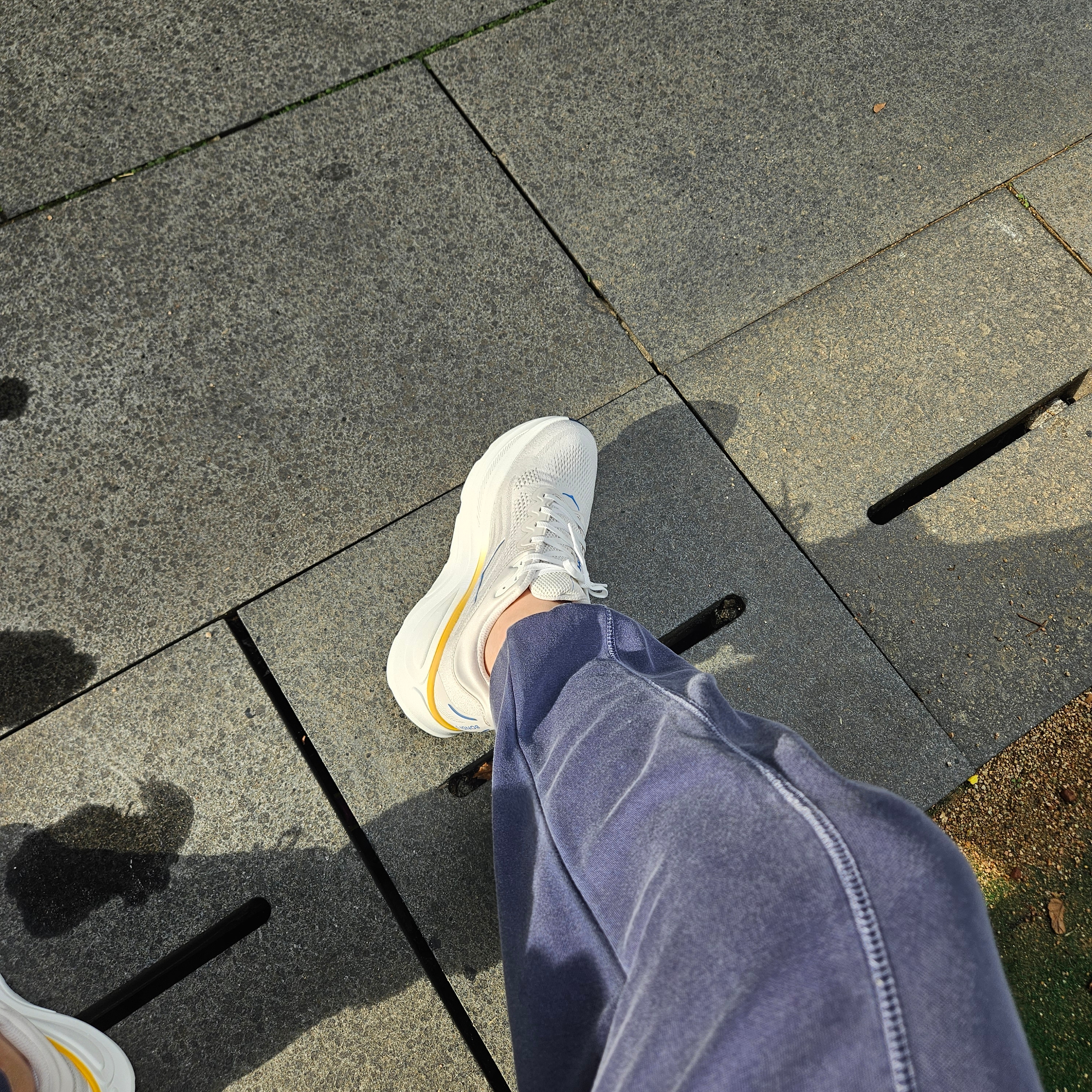 Hoka Bondi 9 White Grout 착용 스타일