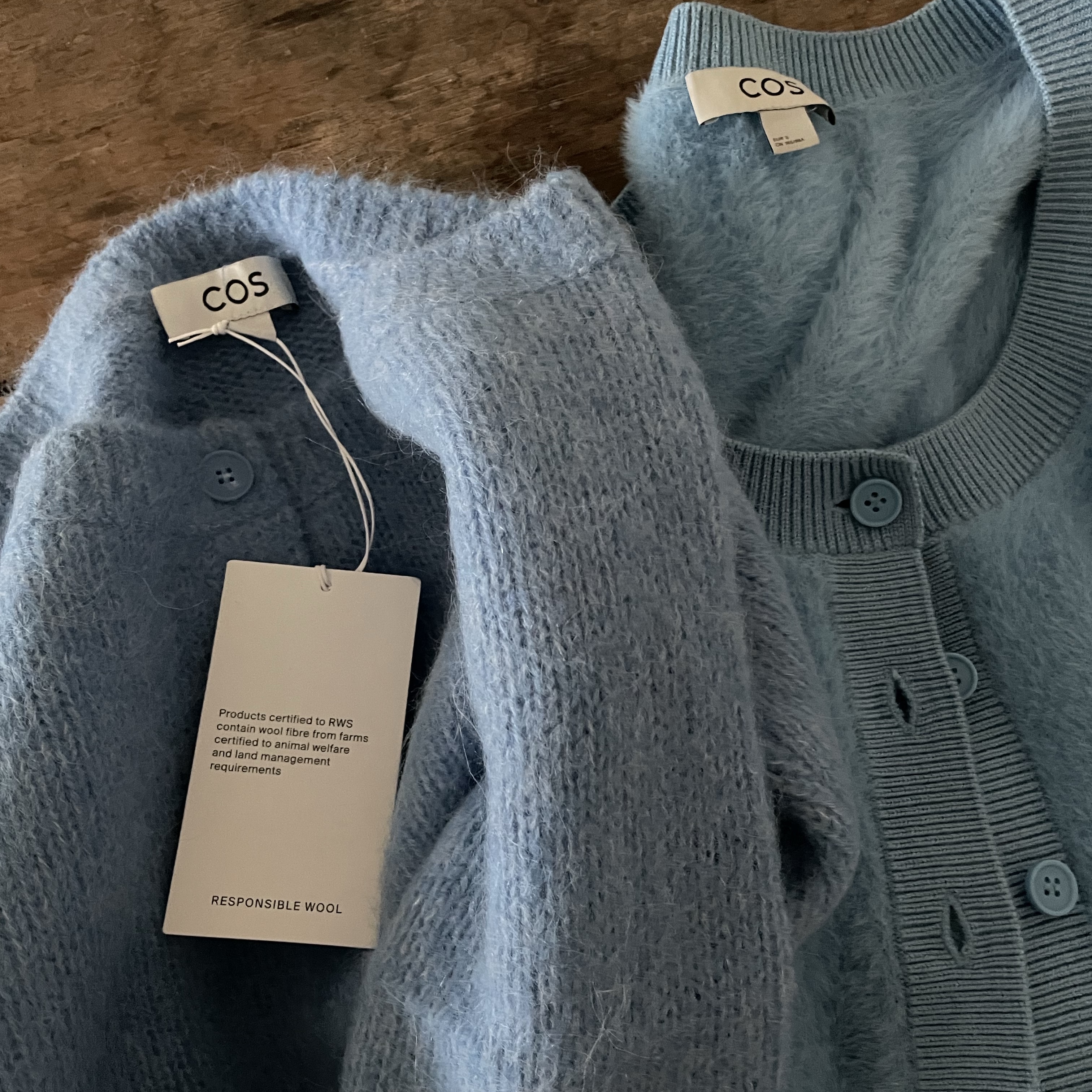 (W) COS Off-Shoulder Cropped Cardigan Blue 착용 스타일 - 2