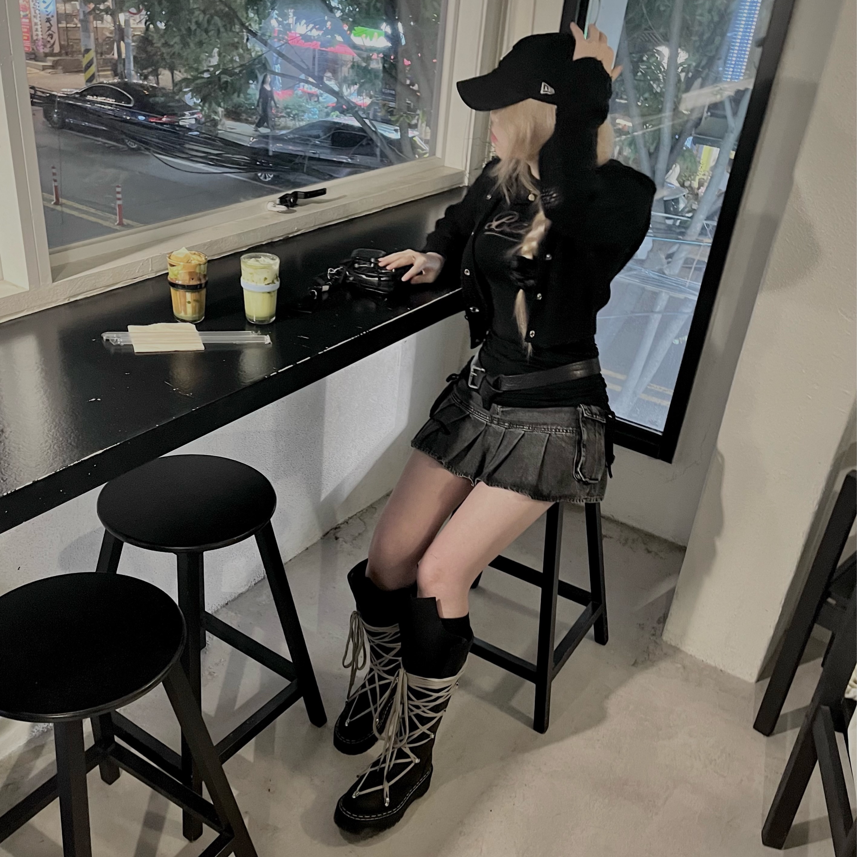 Dr. Martens x Rick Owens 1B60 Quad Sole Pentalace Boots Black, Balenciaga Arena Lambskin Aged Silver Hardware Le Cagole Mini Heart Bag Black 착용 스타일 - 7