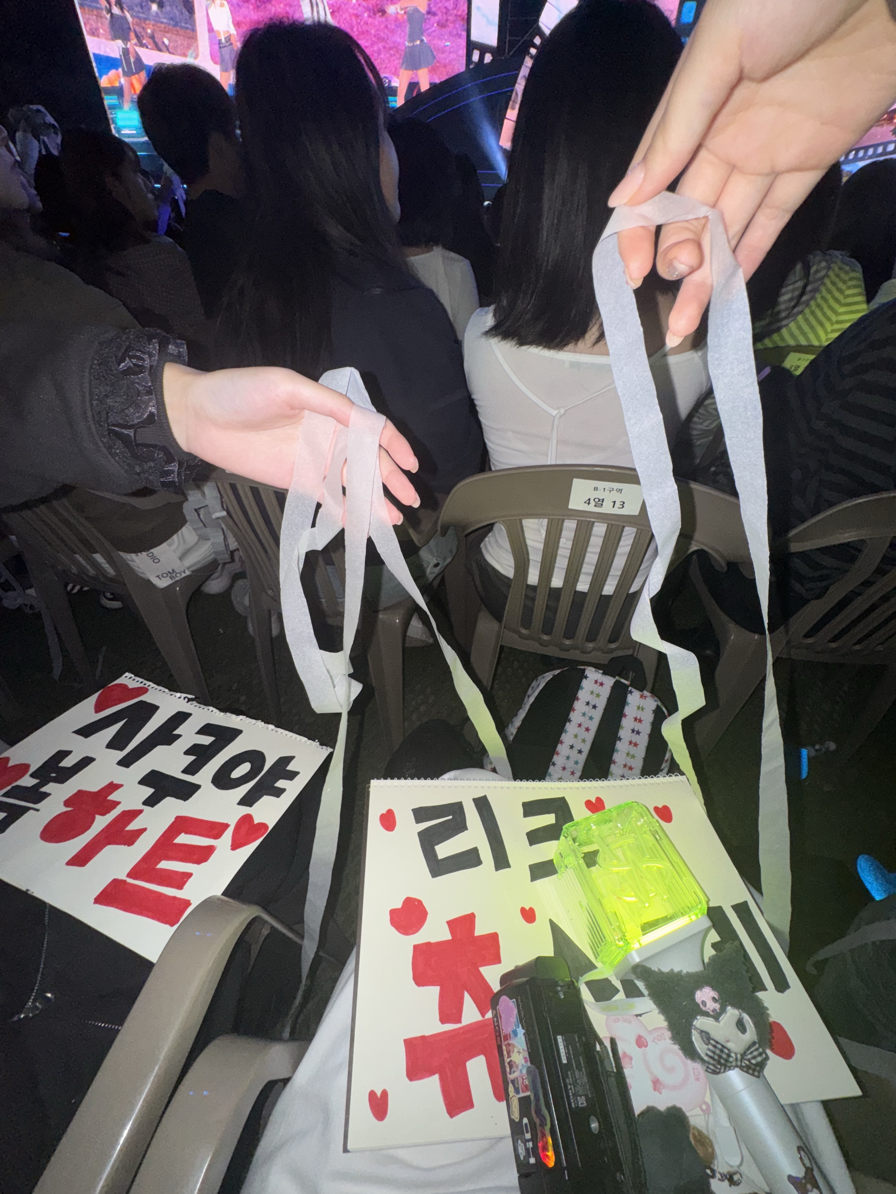 Shalomclub x NCT Wish Wish Bloom Bag White, Dr. Martens Jadon Boots Black 착용 스타일 - 5