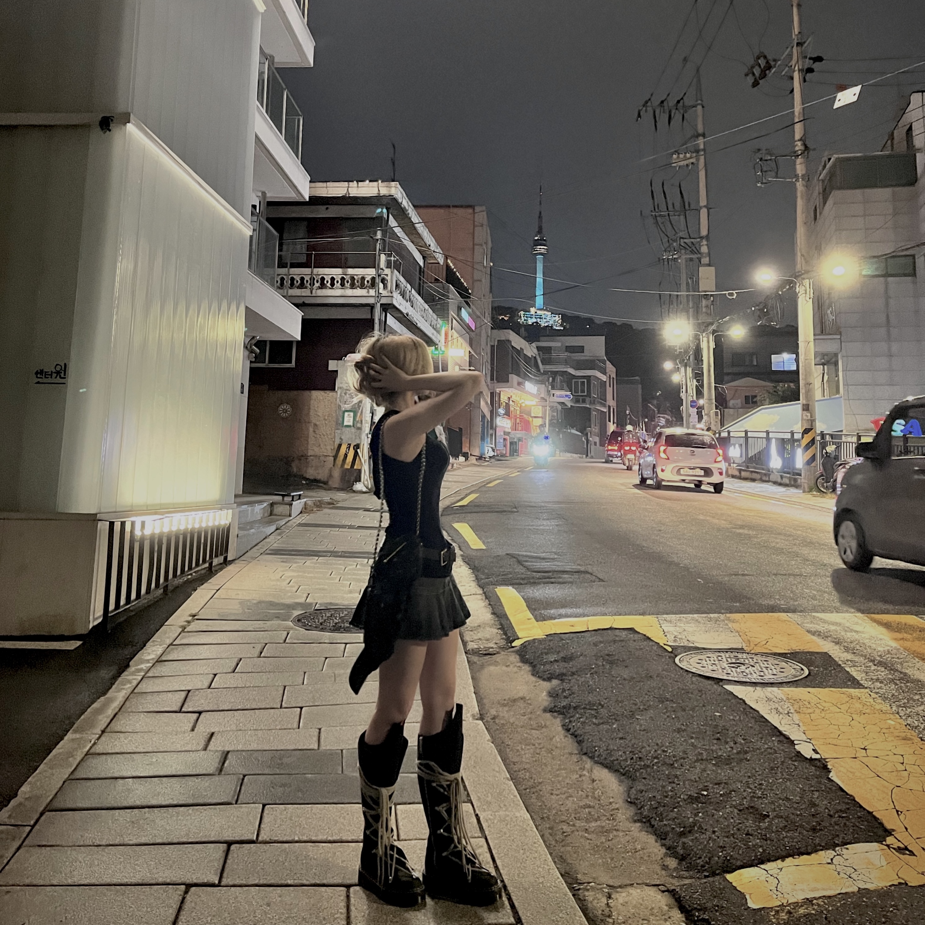 Dr. Martens x Rick Owens 1B60 Quad Sole Pentalace Boots Black, Balenciaga Arena Lambskin Aged Silver Hardware Le Cagole Mini Heart Bag Black 착용 스타일 - 4