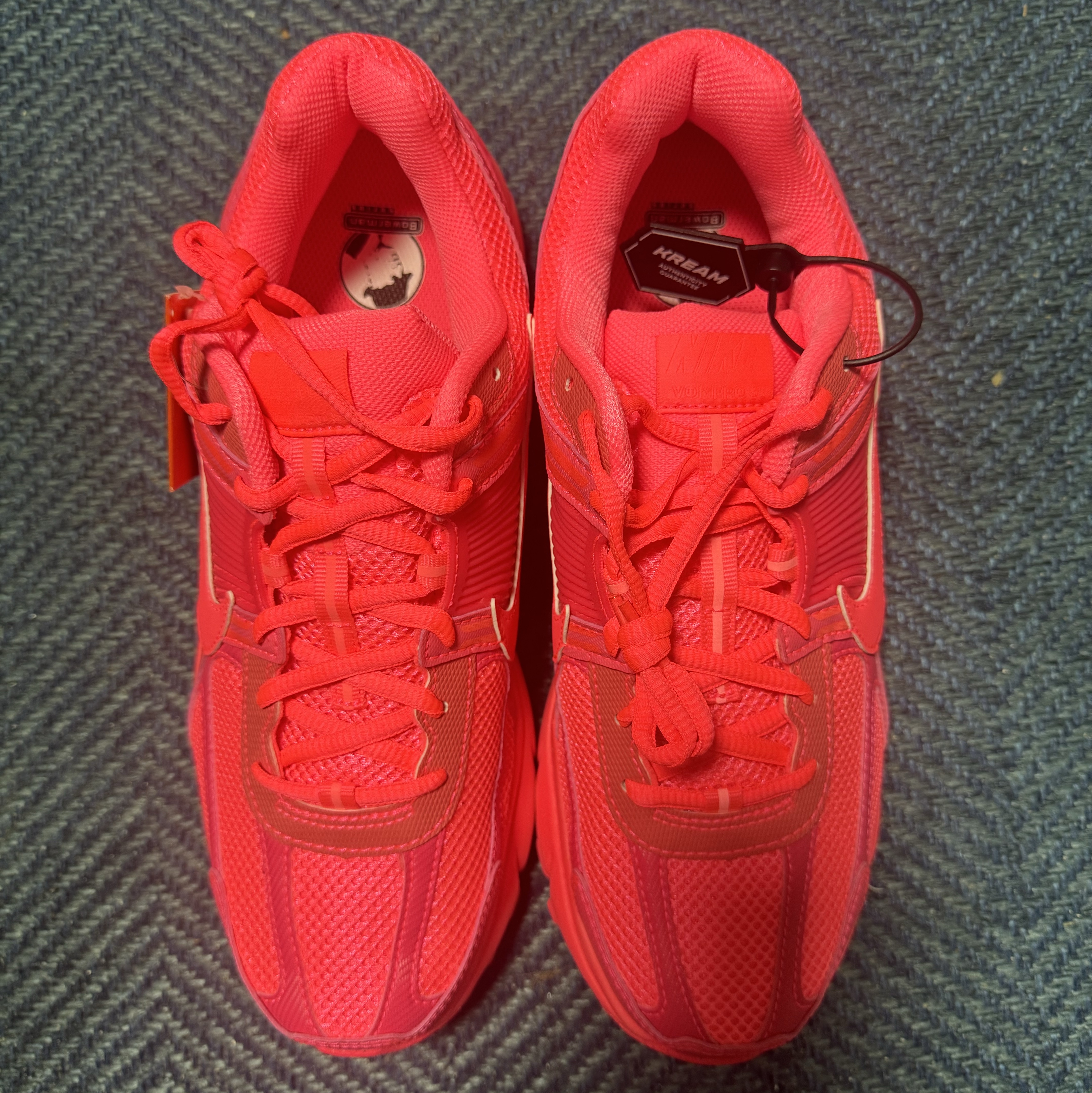 Nike Zoom Vomero 5 Hot Punch 착용 스타일