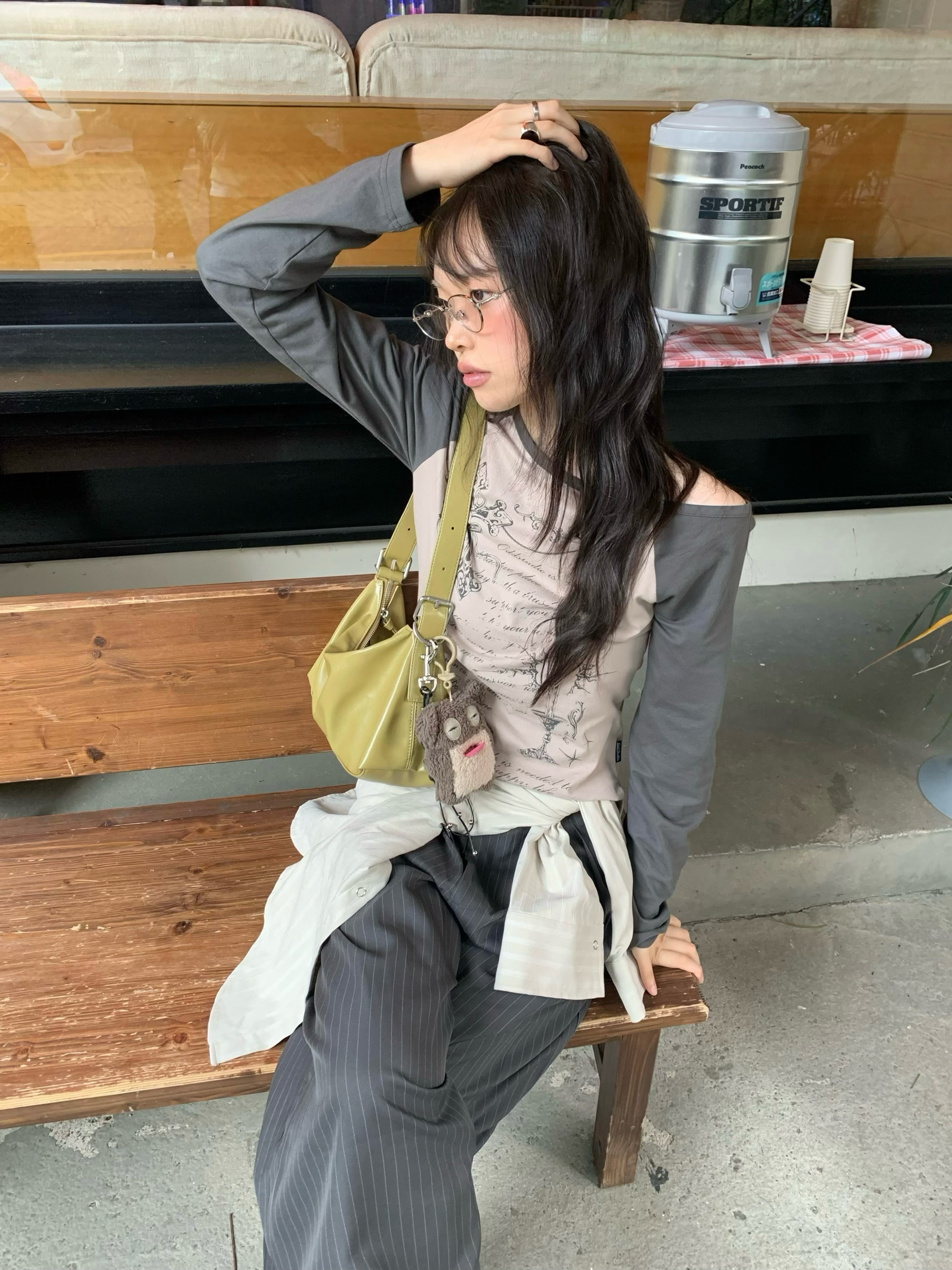 Suade Two Tuck Stripe Slacks Gray 착용 스타일 - 1
