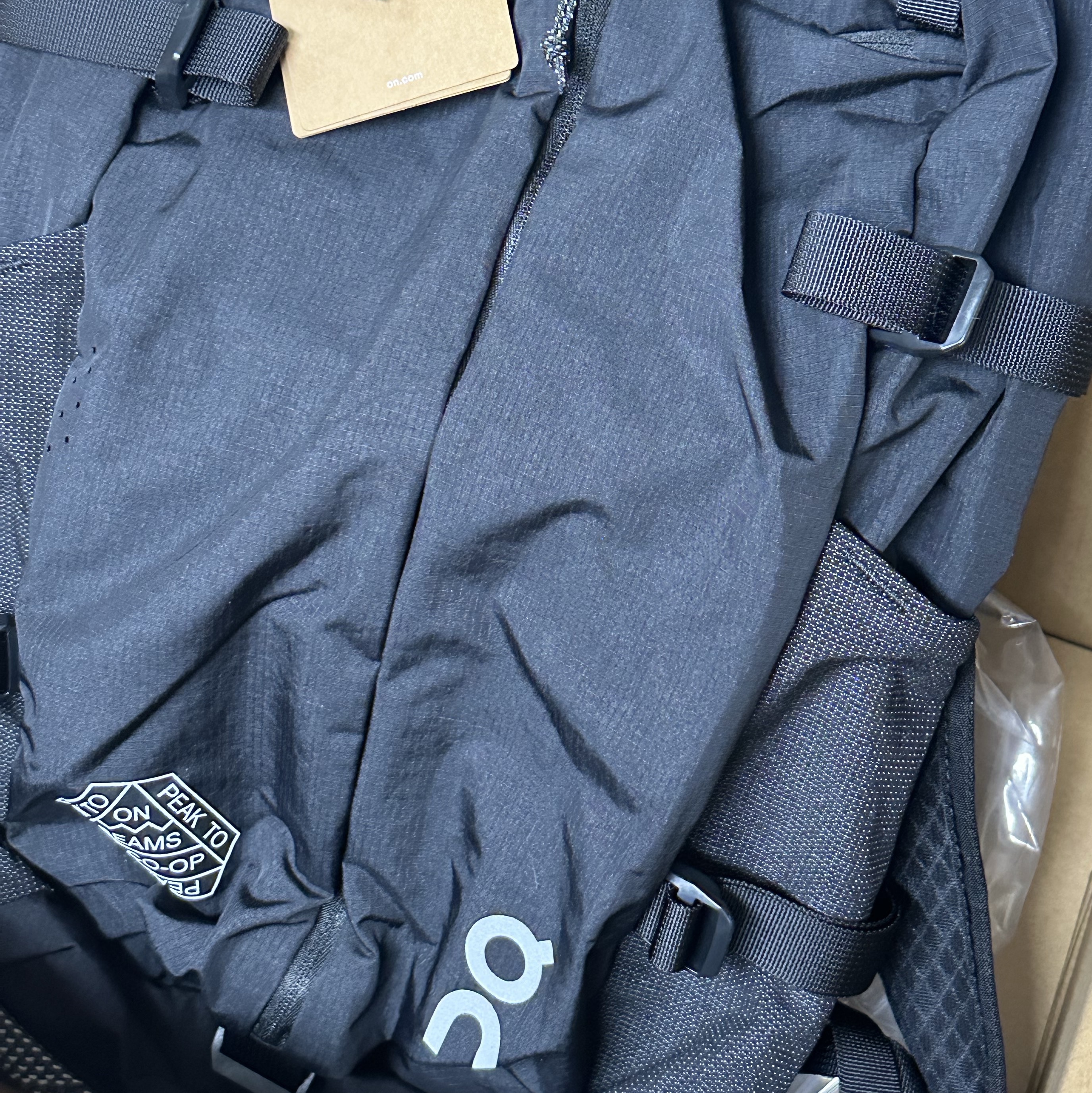 On Running x Beams x Rei Speed Pack 18L Black 착용 스타일