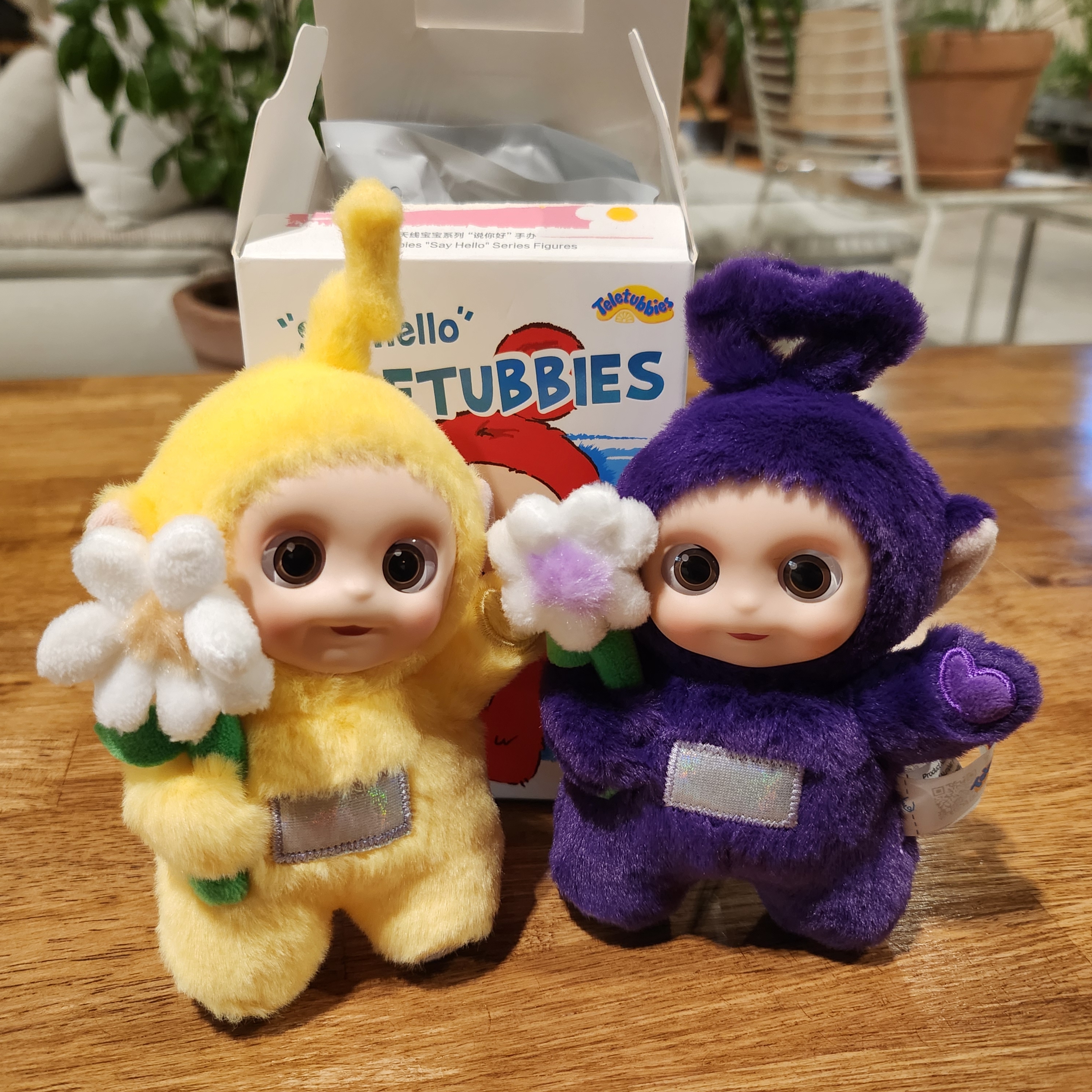 Pop Mart Teletubbies Say Hello Series Figures Sealed Case Tinky Winky's Chill Flower (Opened Case), Pop Mart Teletubbies Say Hello Series Figures Sealed Case Laa Laa's Energetic Flower (Opened Case) 착용 스타일