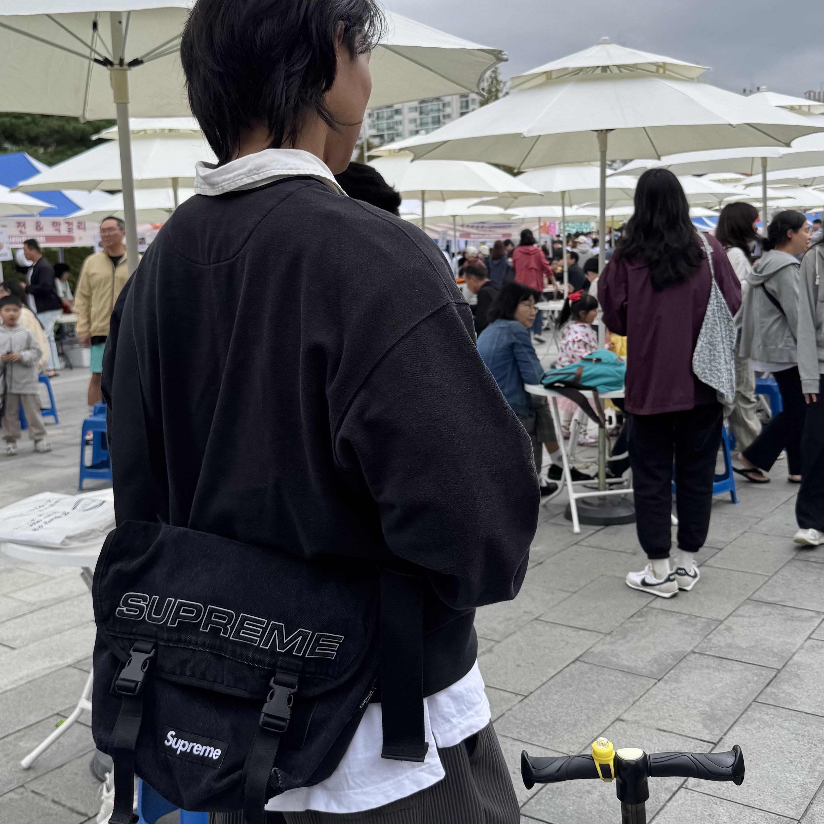 Supreme Denim Messenger Bag Black - 25FW 착용 스타일