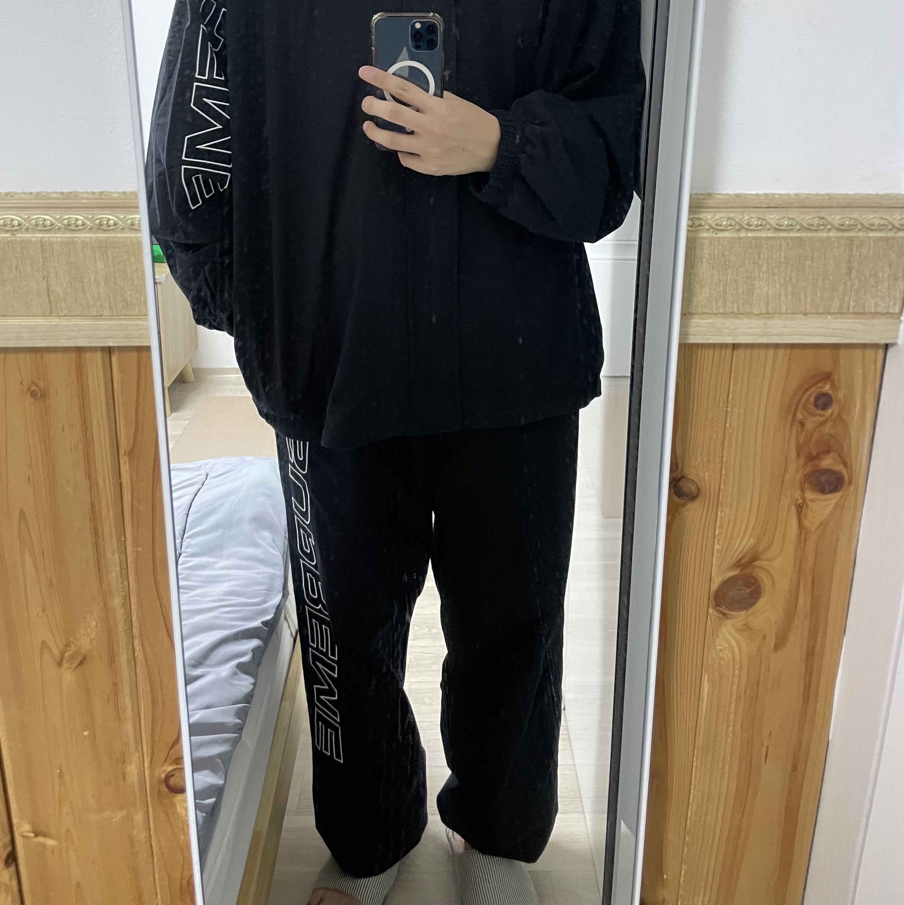 Supreme Spellout Embroidered Ripstop Track Pants Black - 25FW, Supreme Spellout Embroidered Ripstop Track Jacket Black - 25FW 착용 스타일 - 4