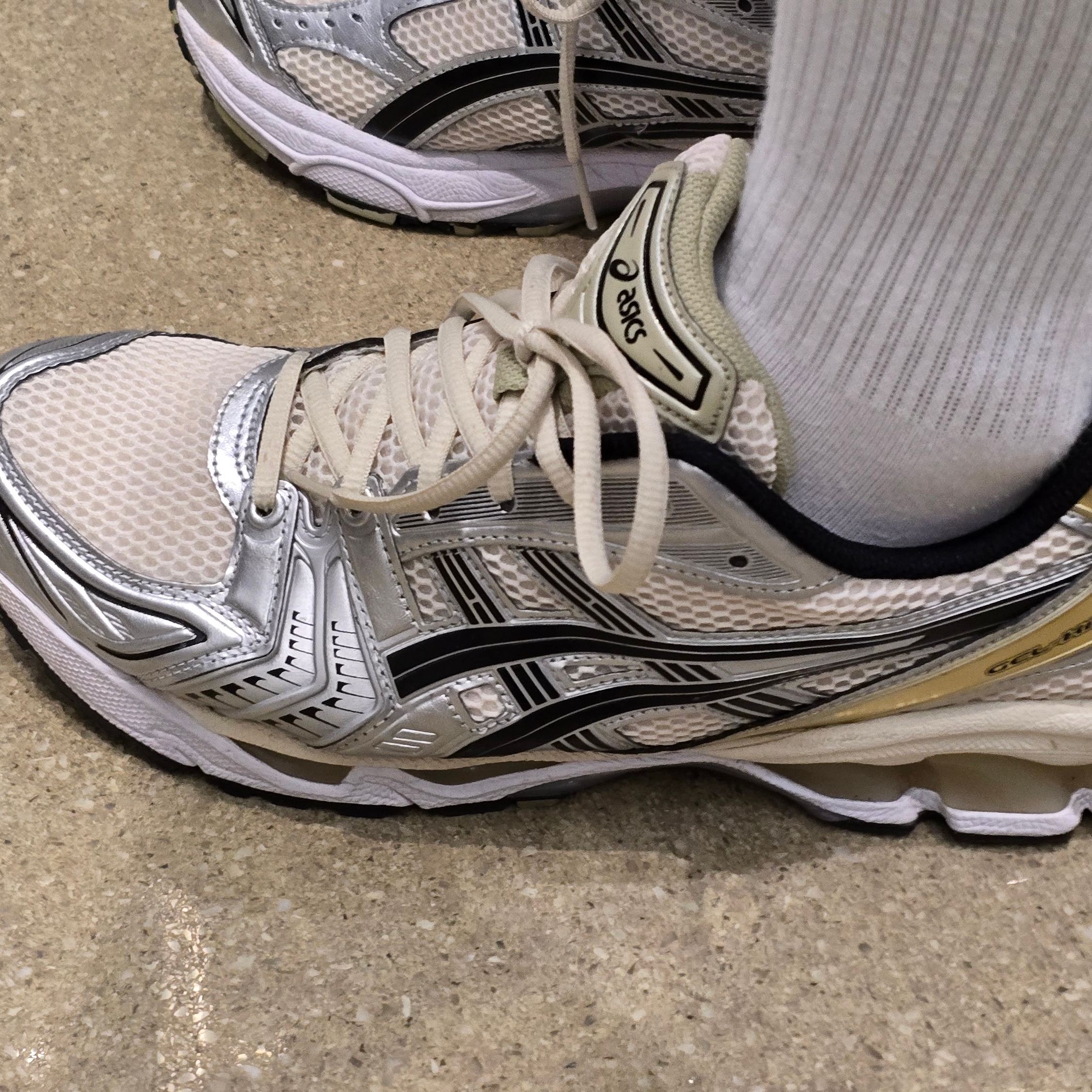 Asics Gel-Nimbus 10.1 Piedmont Grey Pure Silver 착용 스타일