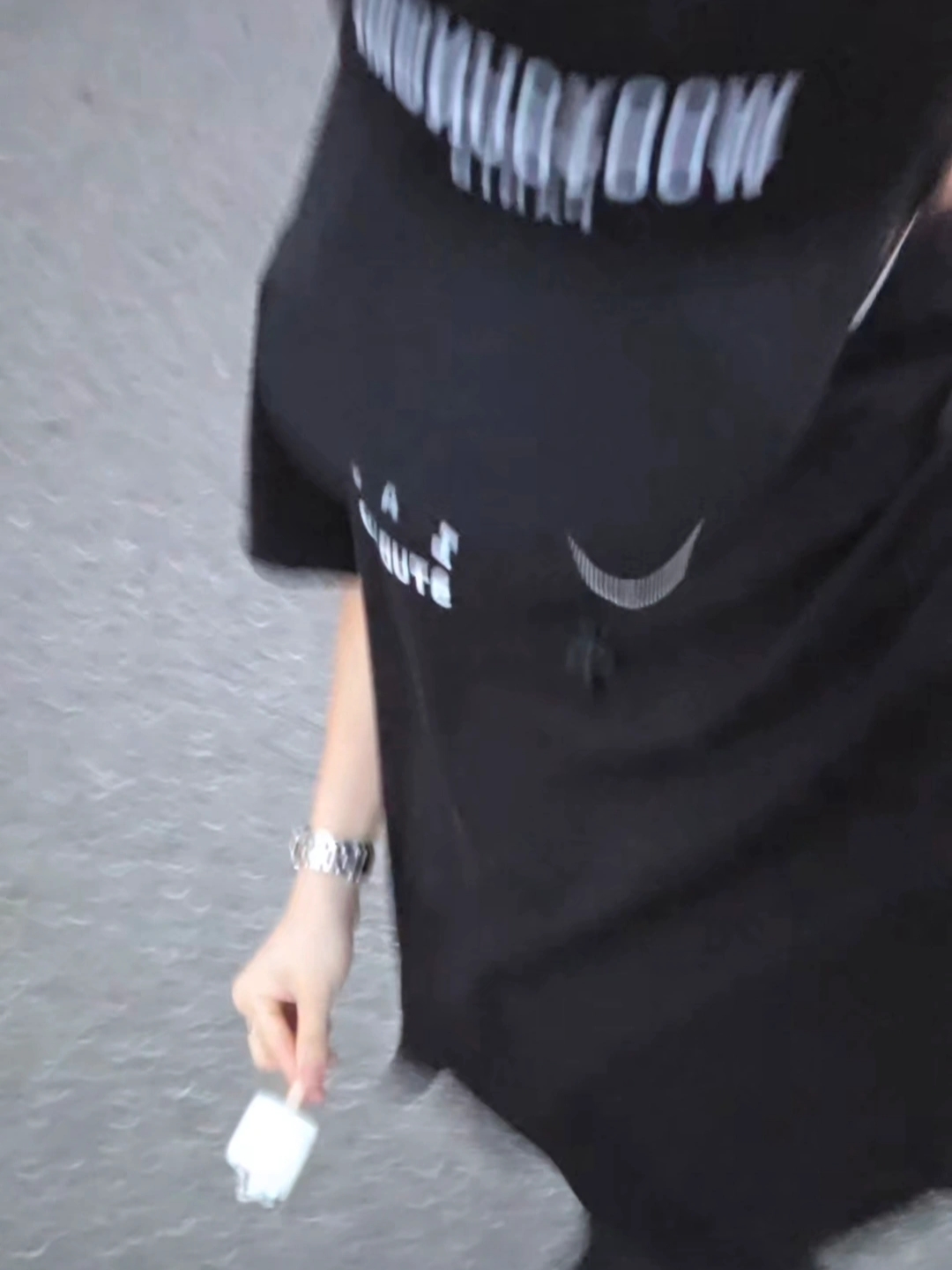 IAB Studio Basic T-Shirt Black White, Chrome Hearts Silichrome CH Cross Pendant Black 2022/2023/2025 착용 스타일