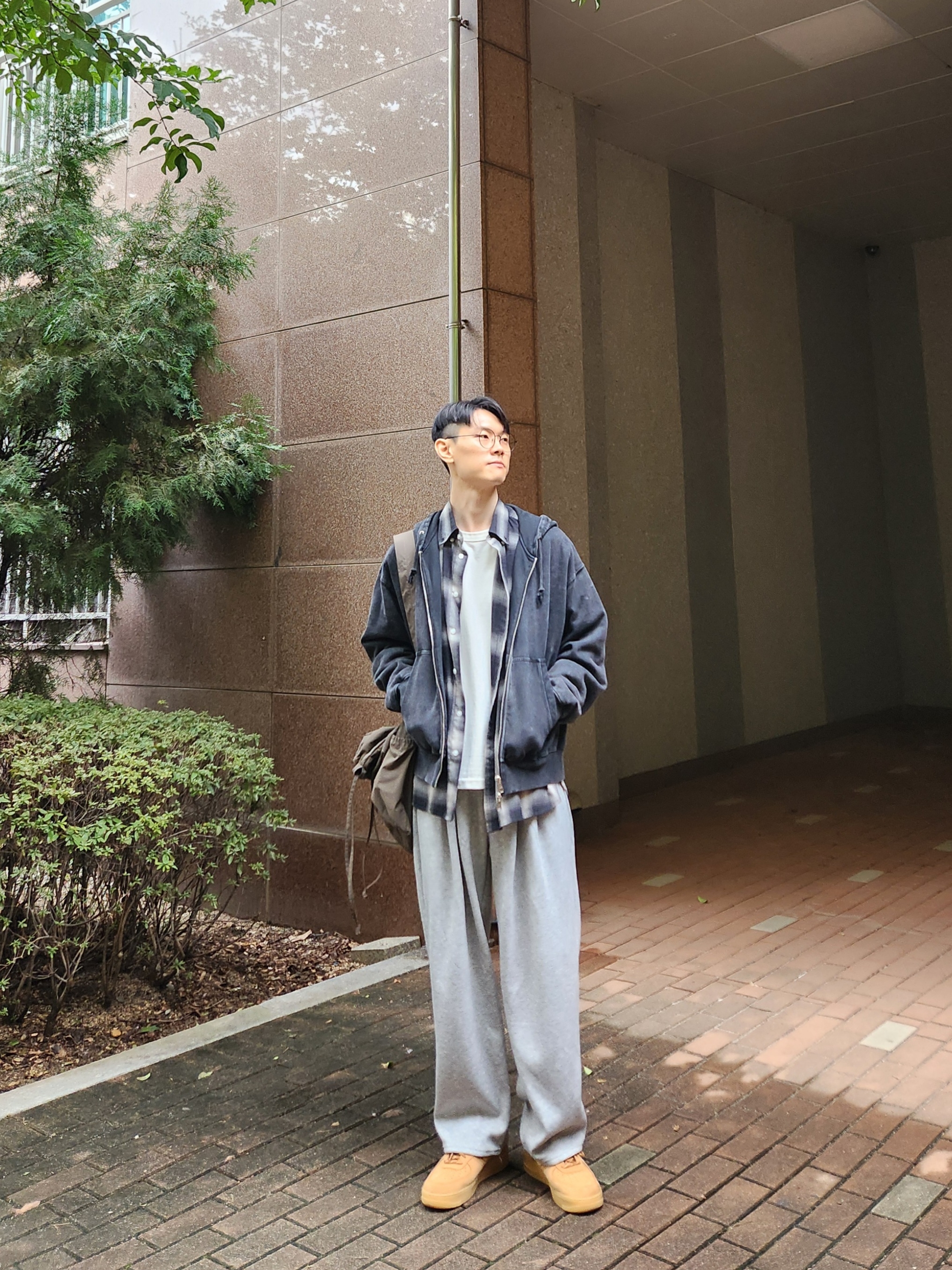 Nike Air Force 1 '07 WB Flax, Uniqlo U Drawstring Shoulder Bag Olive 착용 스타일 - 3