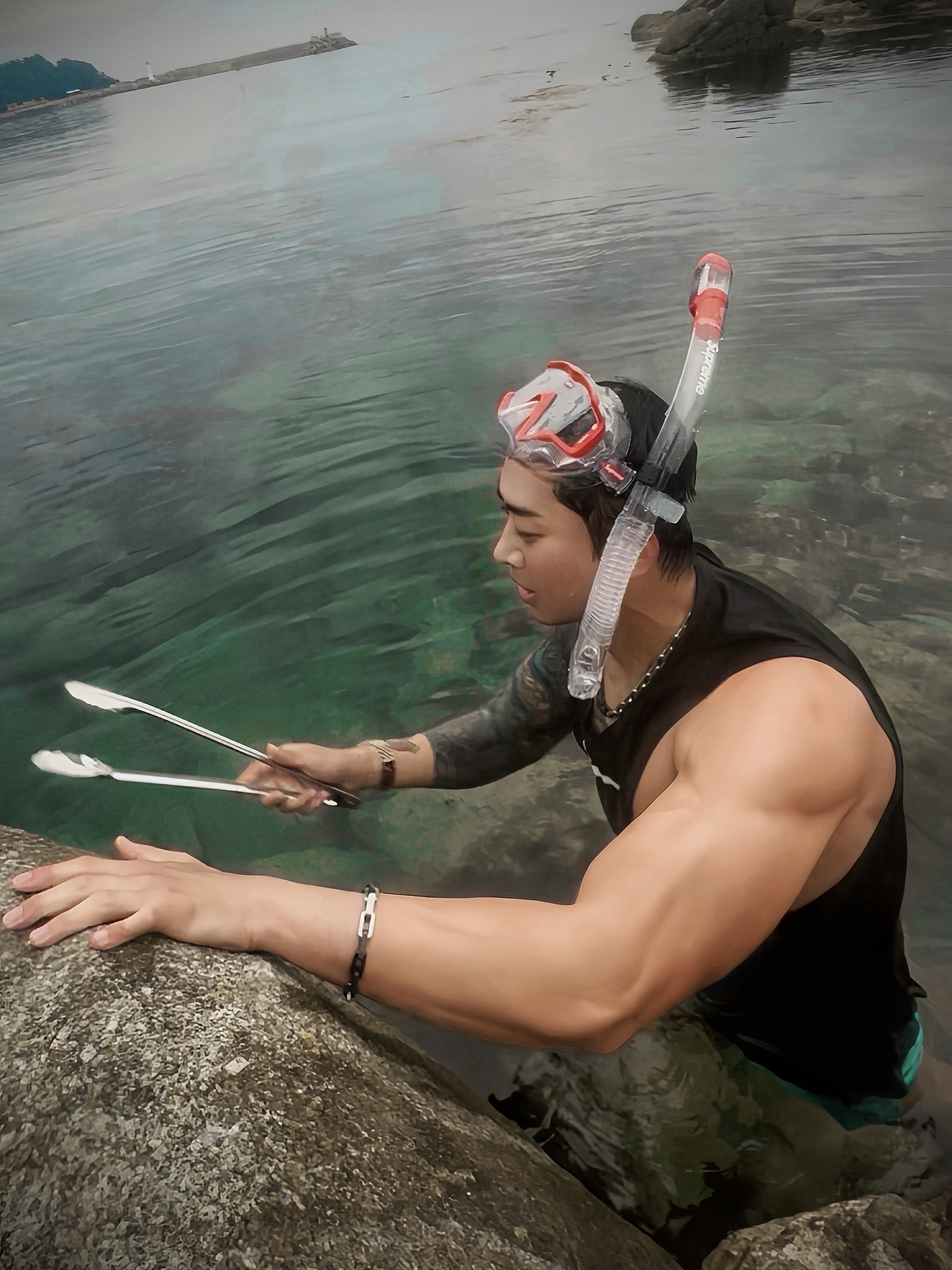 Supreme x Cressi Snorkel Set Red - 19SS, Louis Vuitton Monogram Chain Necklace Silver Black 착용 스타일 - 1
