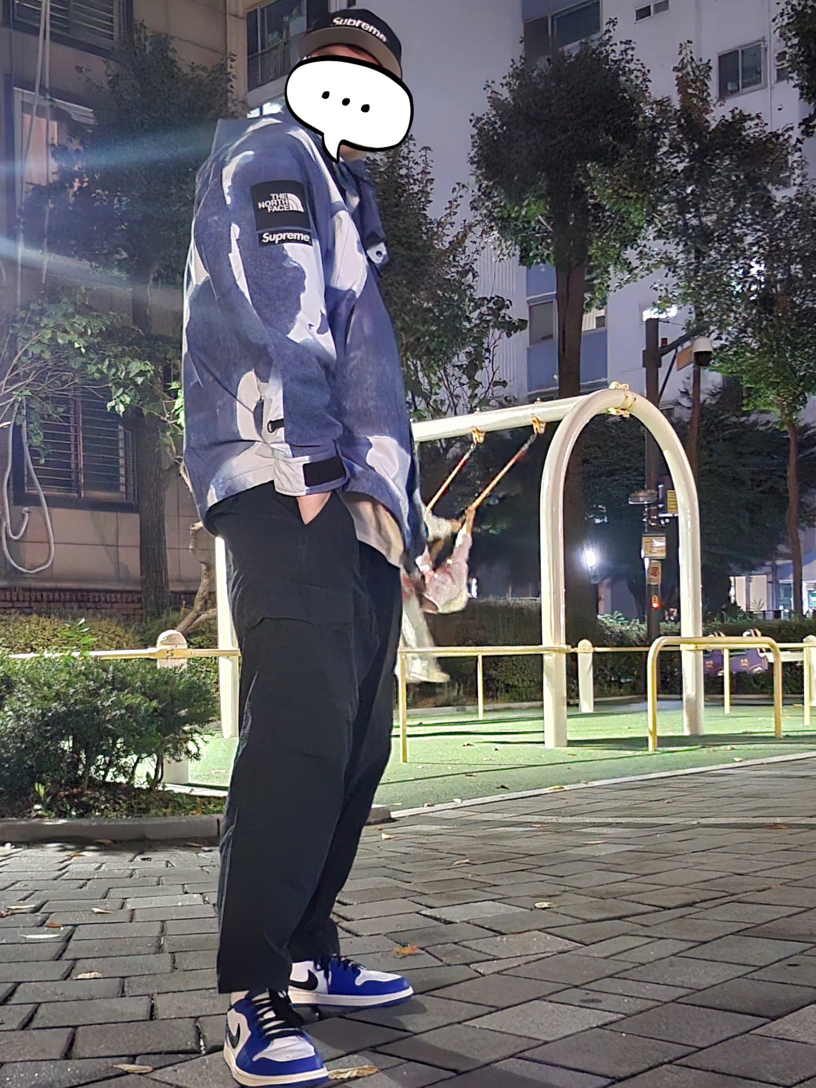 Supreme x The North Face Bleached Denim Print Mountain Jacket Indigo - 21FW, Jordan 1 Retro Low OG Game Royal 착용 스타일 - 2
