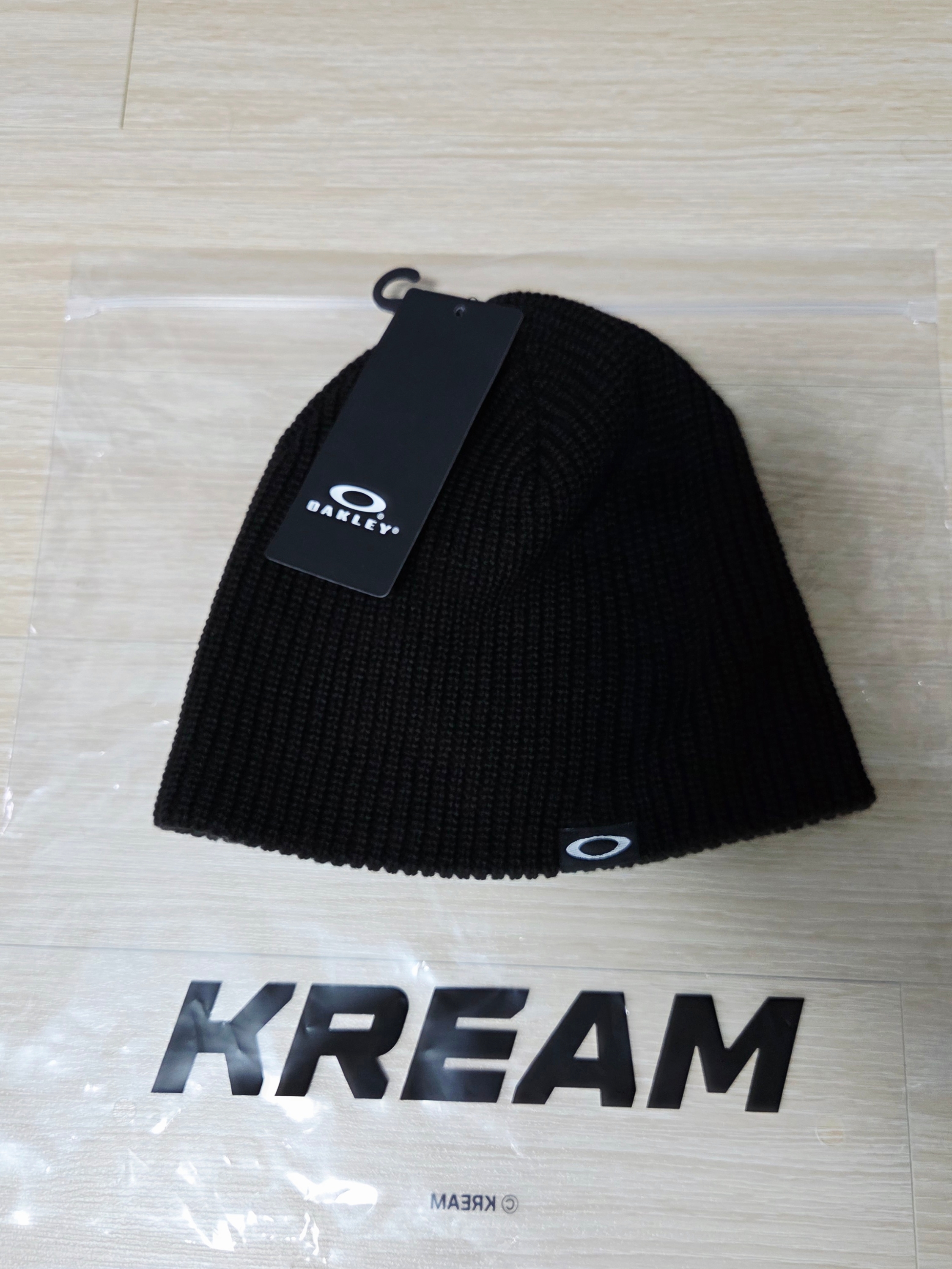 Oakley Session Beanie Blackout 착용 스타일 - 1