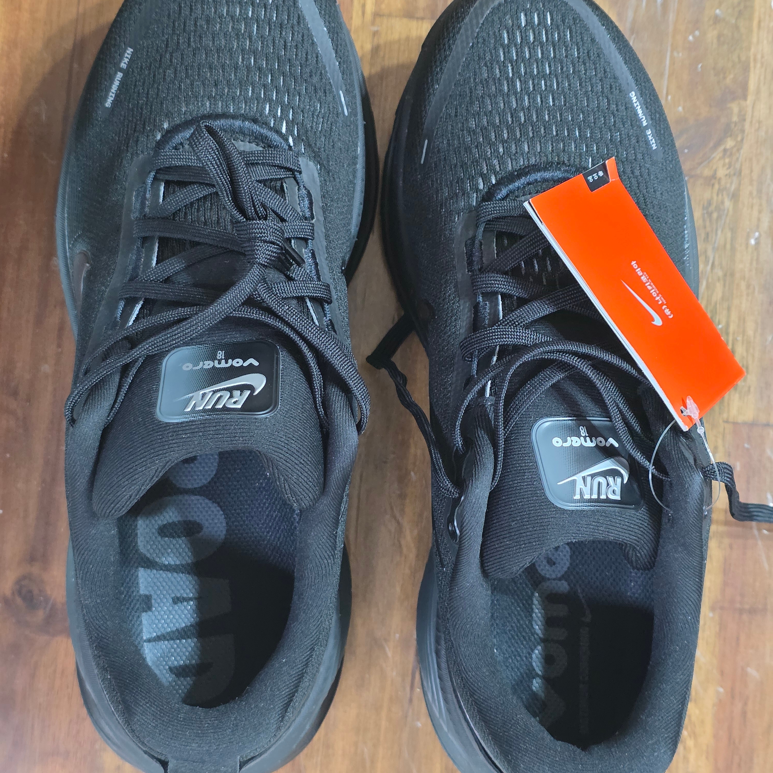 Nike Vomero 18 Black Dark Smoke Grey 착용 스타일 - 2