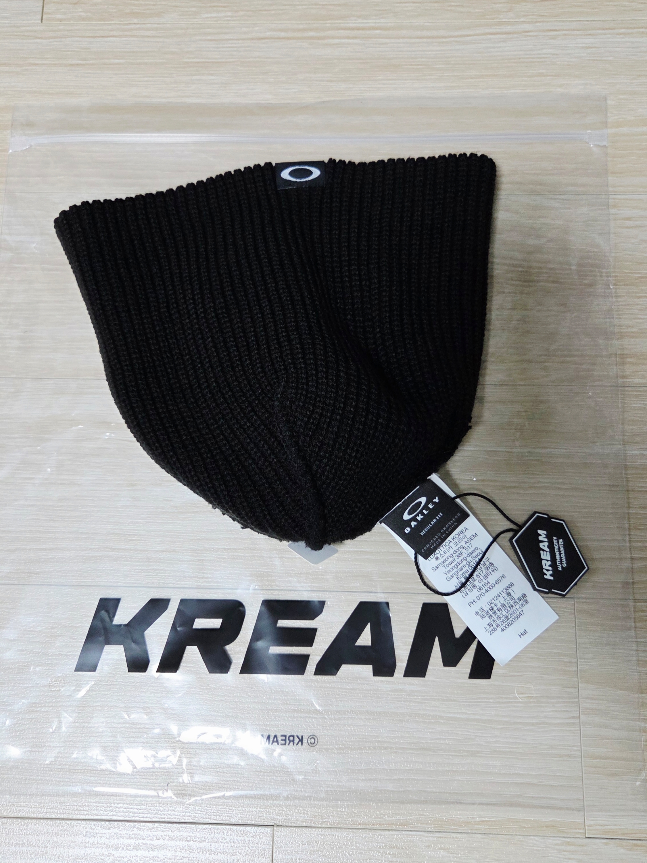 Oakley Session Beanie Blackout 착용 스타일 - 2