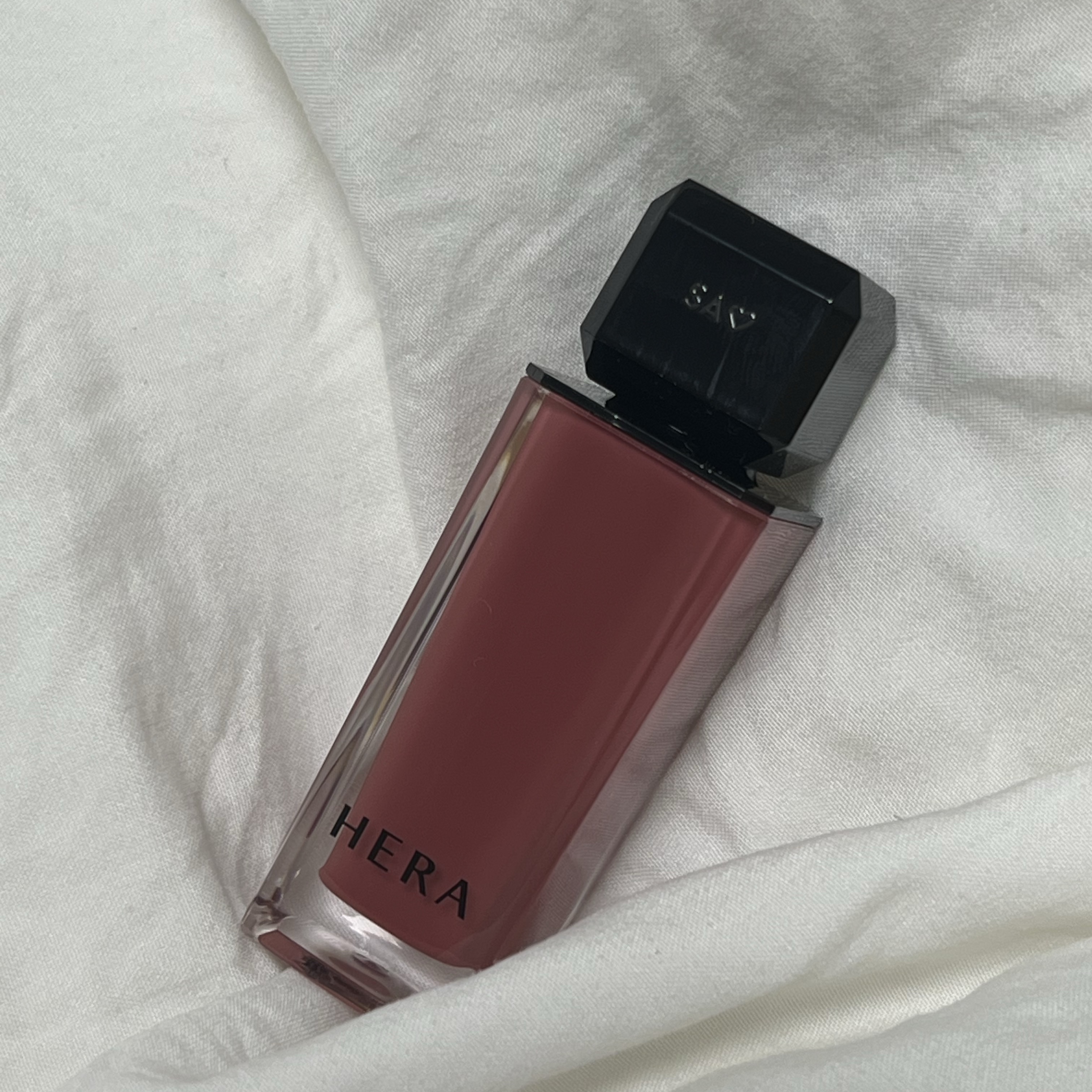 Hera Sensual Nude Gloss 380 Cherish 착용 스타일