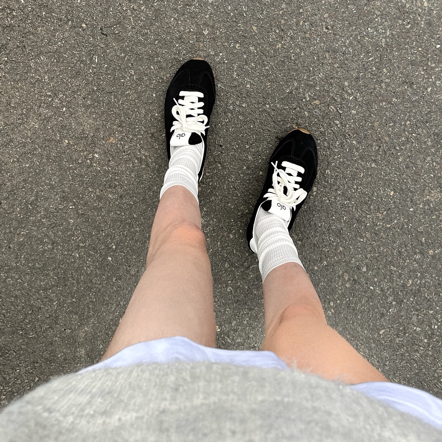 (W) Alo Yoga Sunset Sneaker Black 착용 스타일 - 1