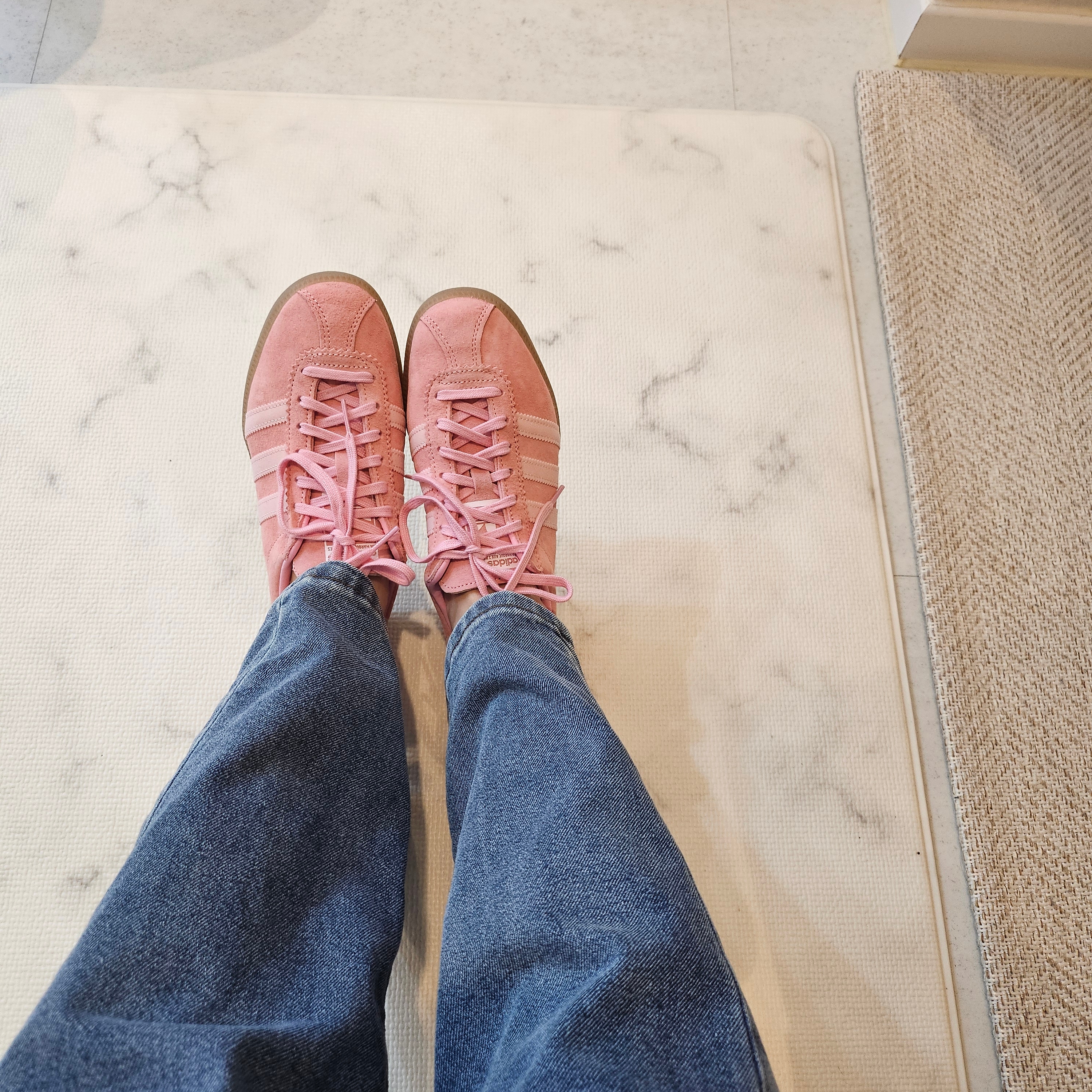 Adidas Bermuda Glow Pink 착용 스타일