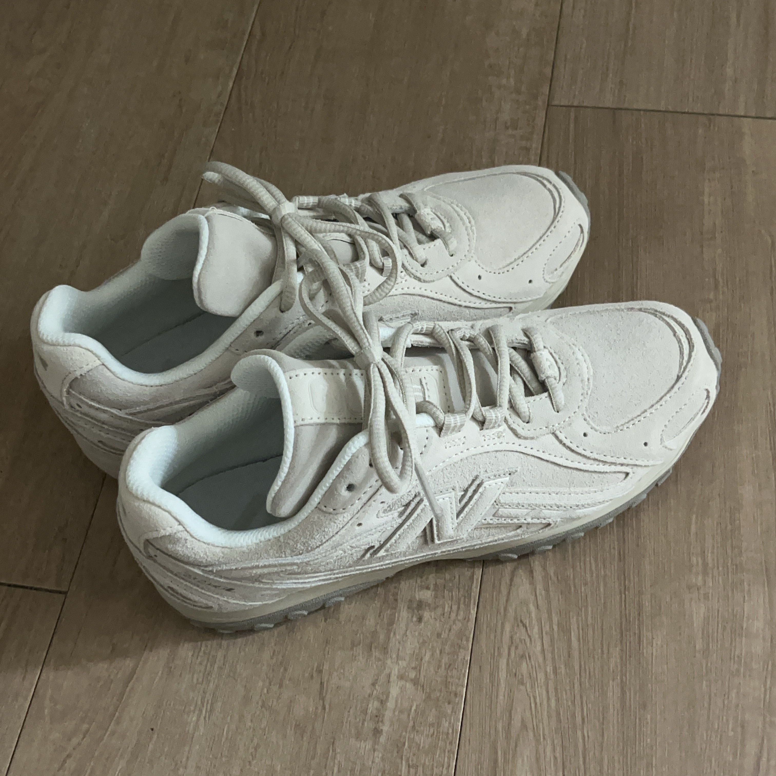 New Balance 204L Timberwolf Linen 착용 스타일