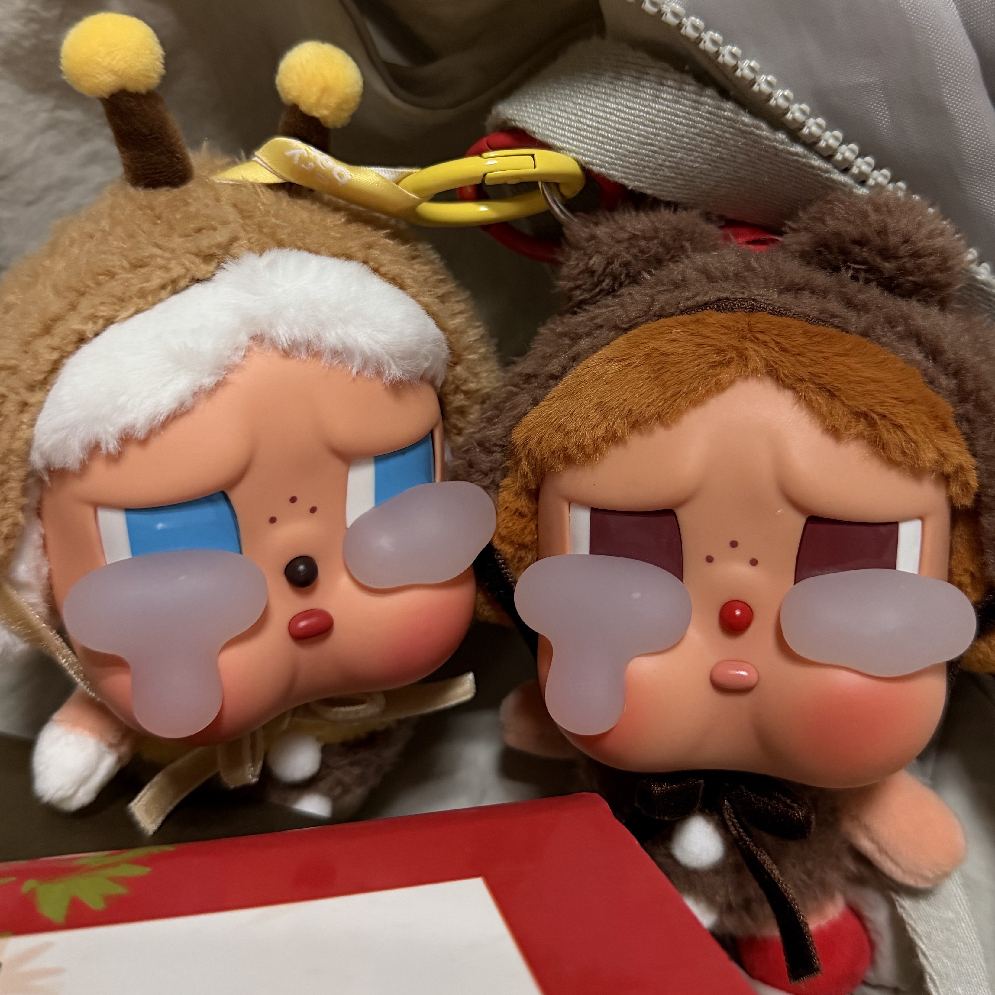Pop Mart Crybaby Crying Again Series Plush Keyring I'll Bring You A Flower (Opened Case), Pop Mart Crybaby Crying Again Series Plush Keyring Love Makes Us Cry (Opened Case) 착용 스타일