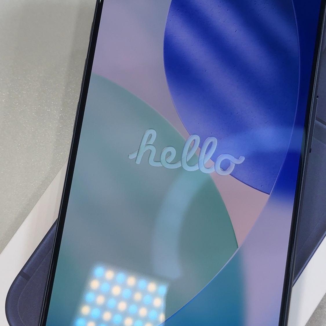 Apple iPhone 17 Pro 256GB Deep Blue 착용 스타일 - 5