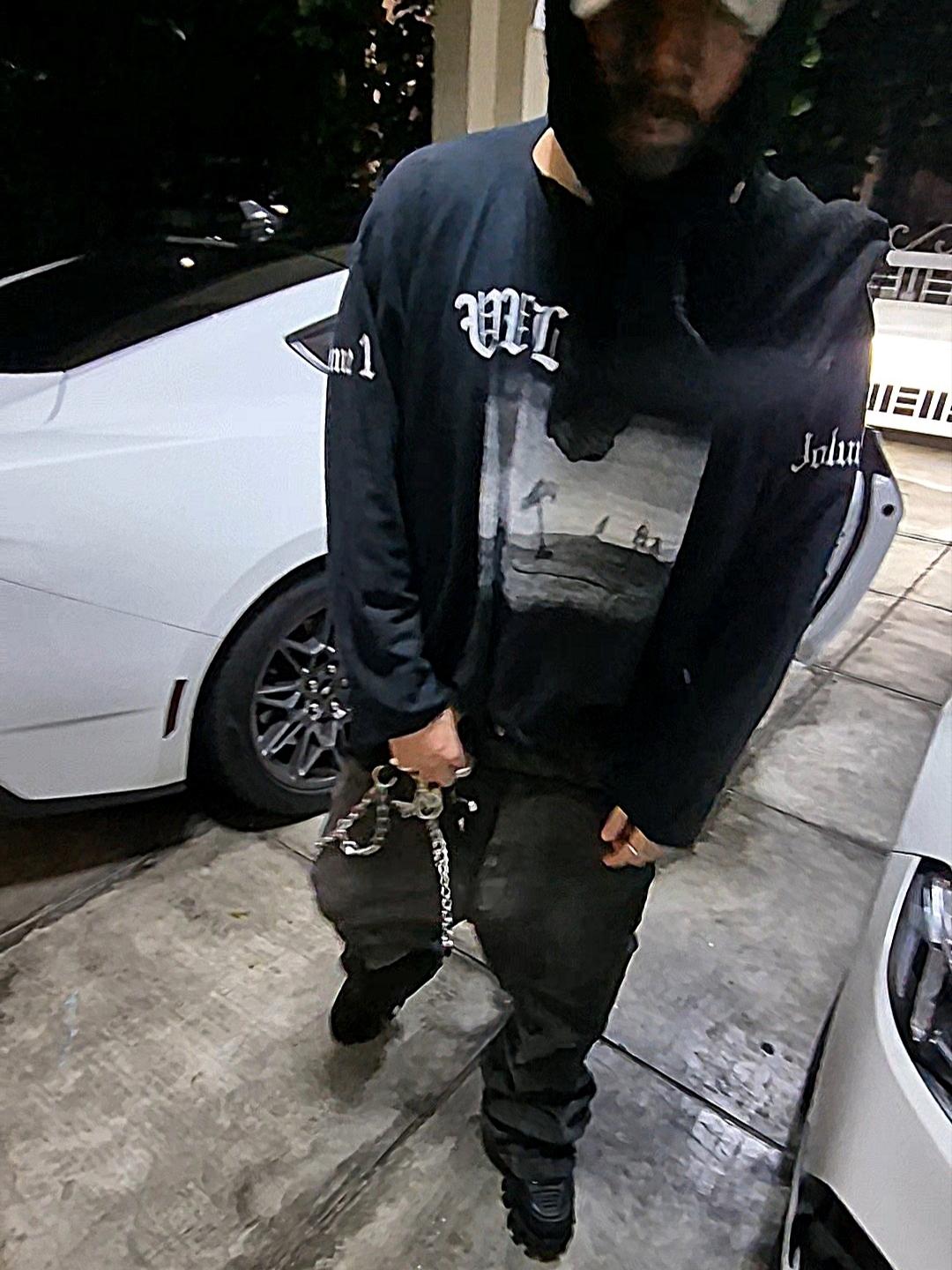 Yeezy Vultures Long T-Shirt Black, Prada Cloudbust Thunder Knit Fabric Sneakers Black 착용 스타일 - 1