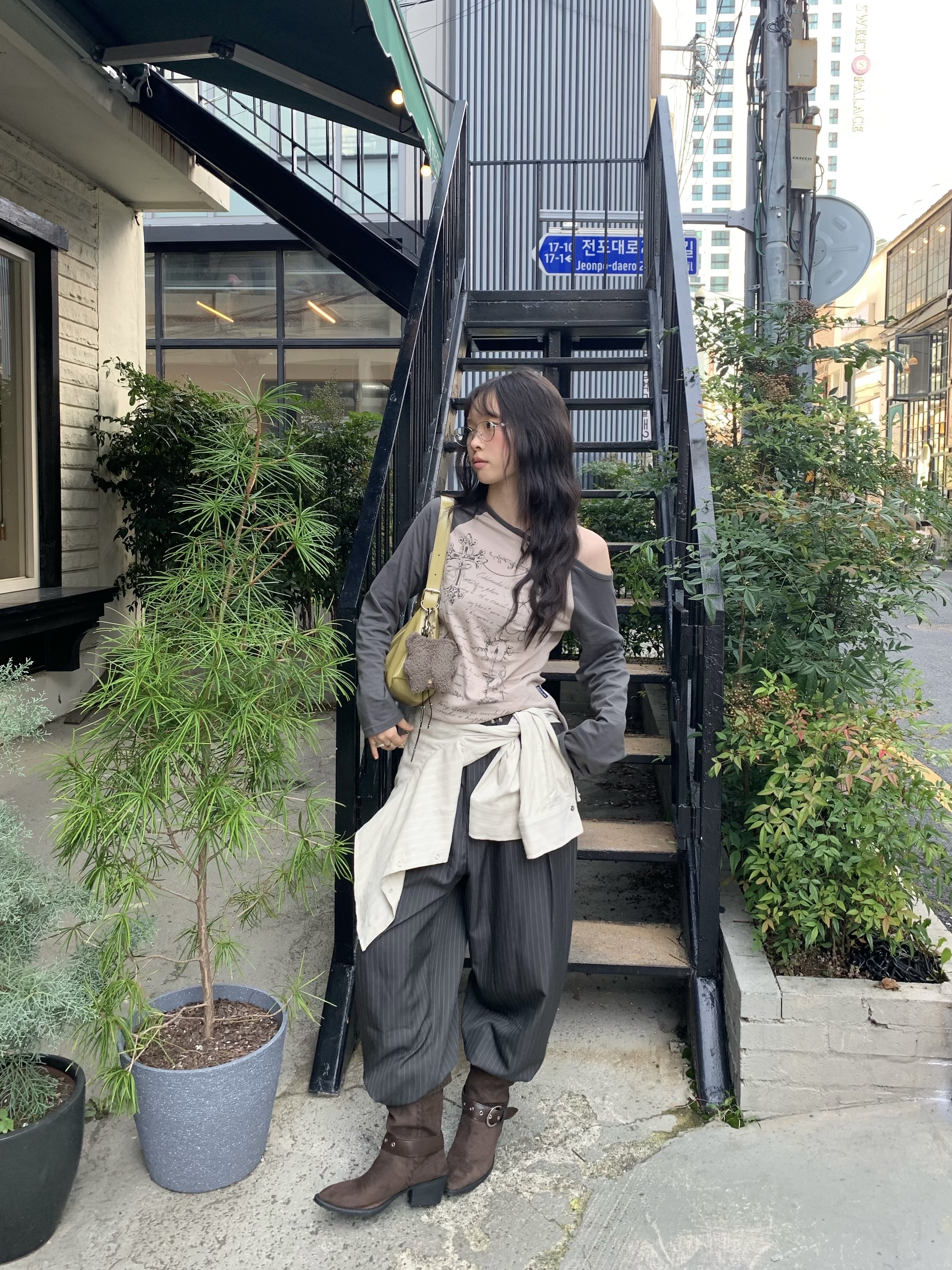 Suade Two Tuck Stripe Slacks Gray 착용 스타일 - 5