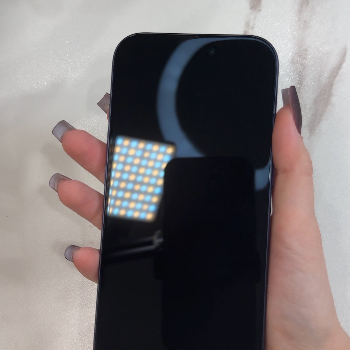 Apple iPhone 17 Pro 256GB Deep Blue 착용 스타일 - 4