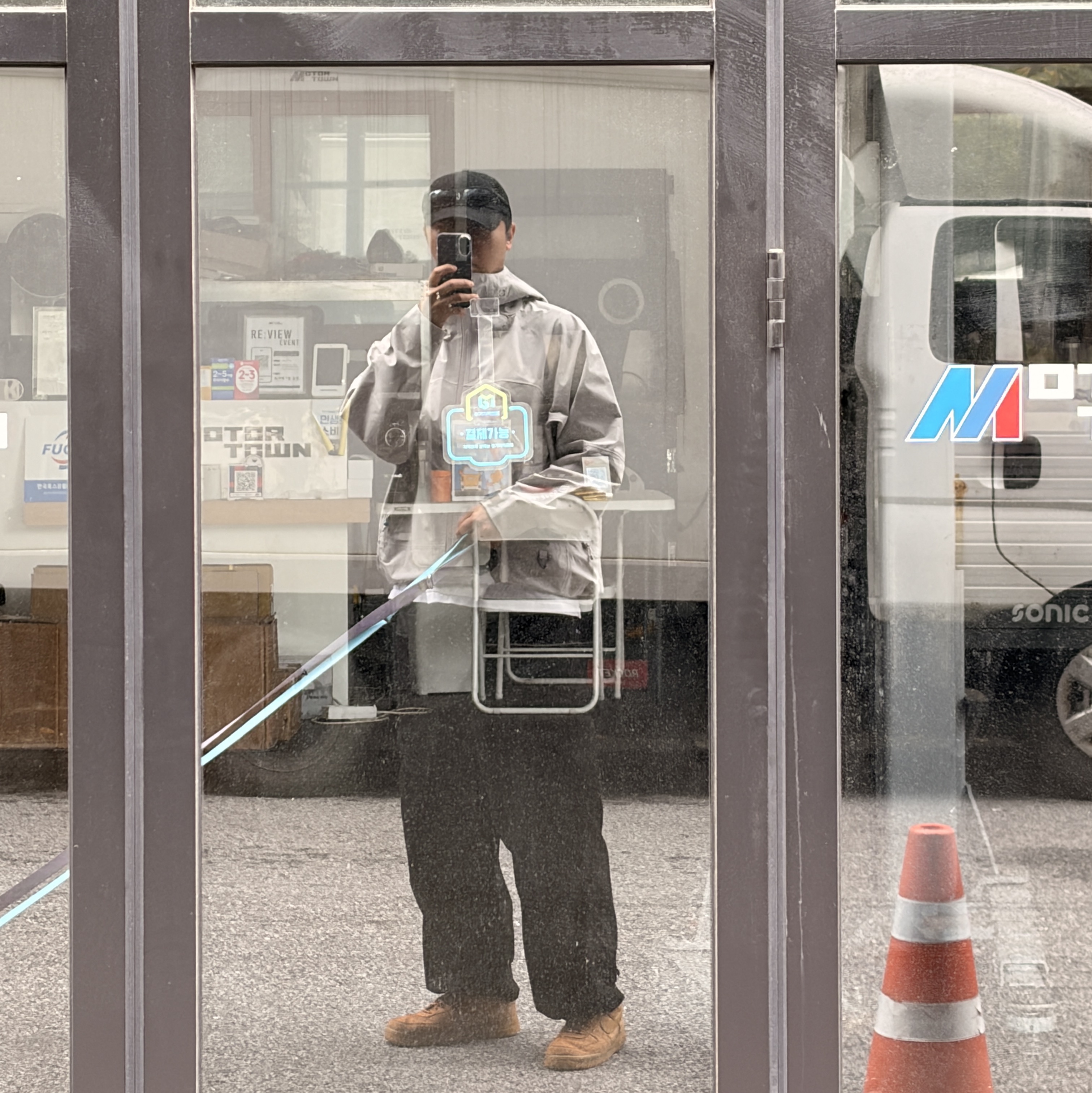 Nike ACG Misery Ridge Storm-Fit ADV Gore-Tex Jacket Light Orewood Brown Summit White (FV8641-104) 착용 스타일