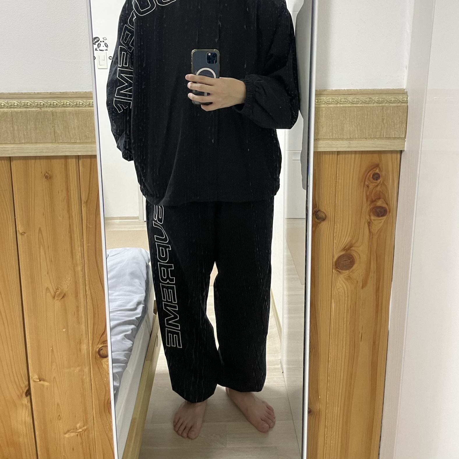 Supreme Spellout Embroidered Ripstop Track Pants Black - 25FW, Supreme Spellout Embroidered Ripstop Track Jacket Black - 25FW 착용 스타일 - 2