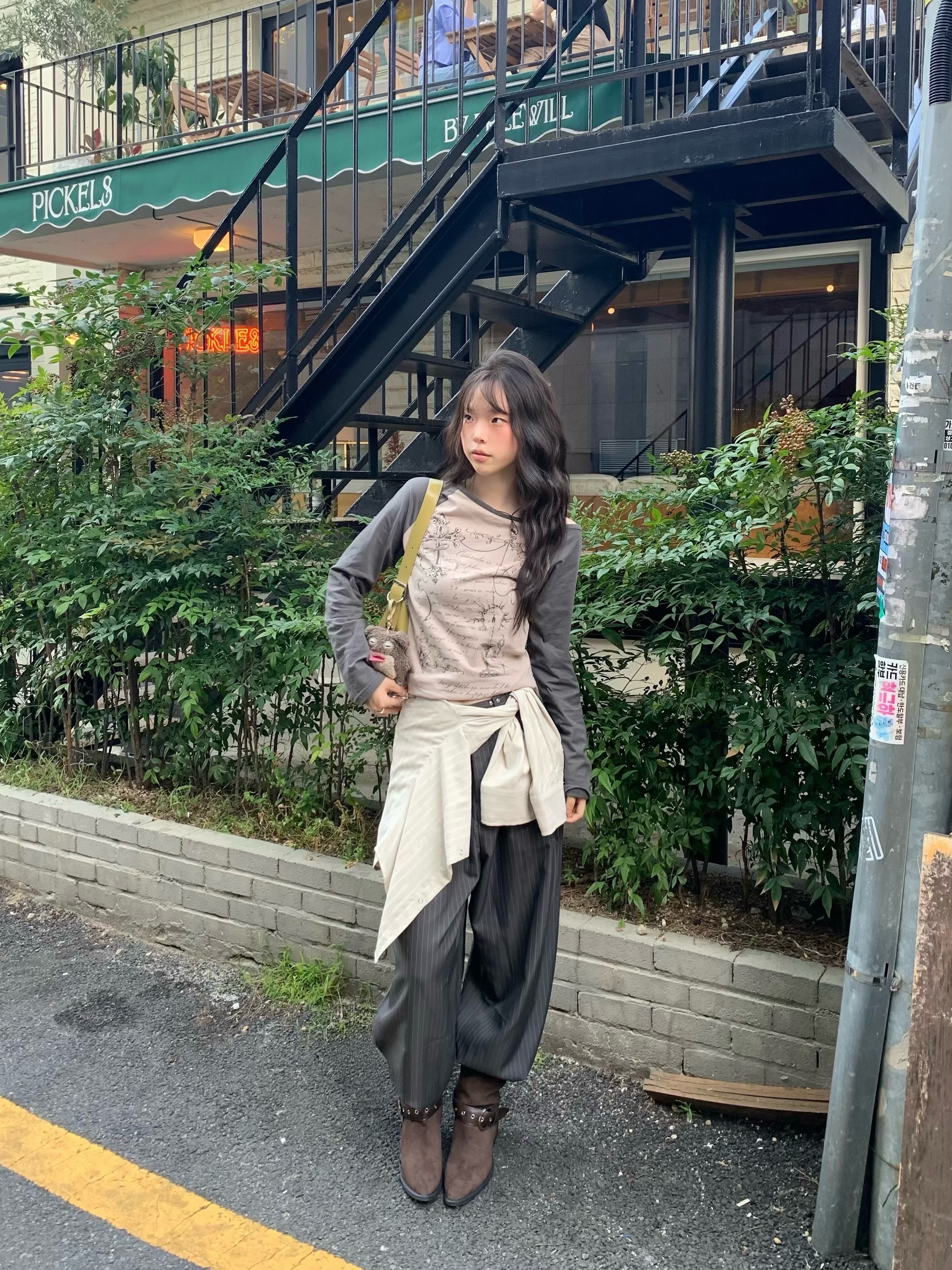 Suade Two Tuck Stripe Slacks Gray 착용 스타일 - 4