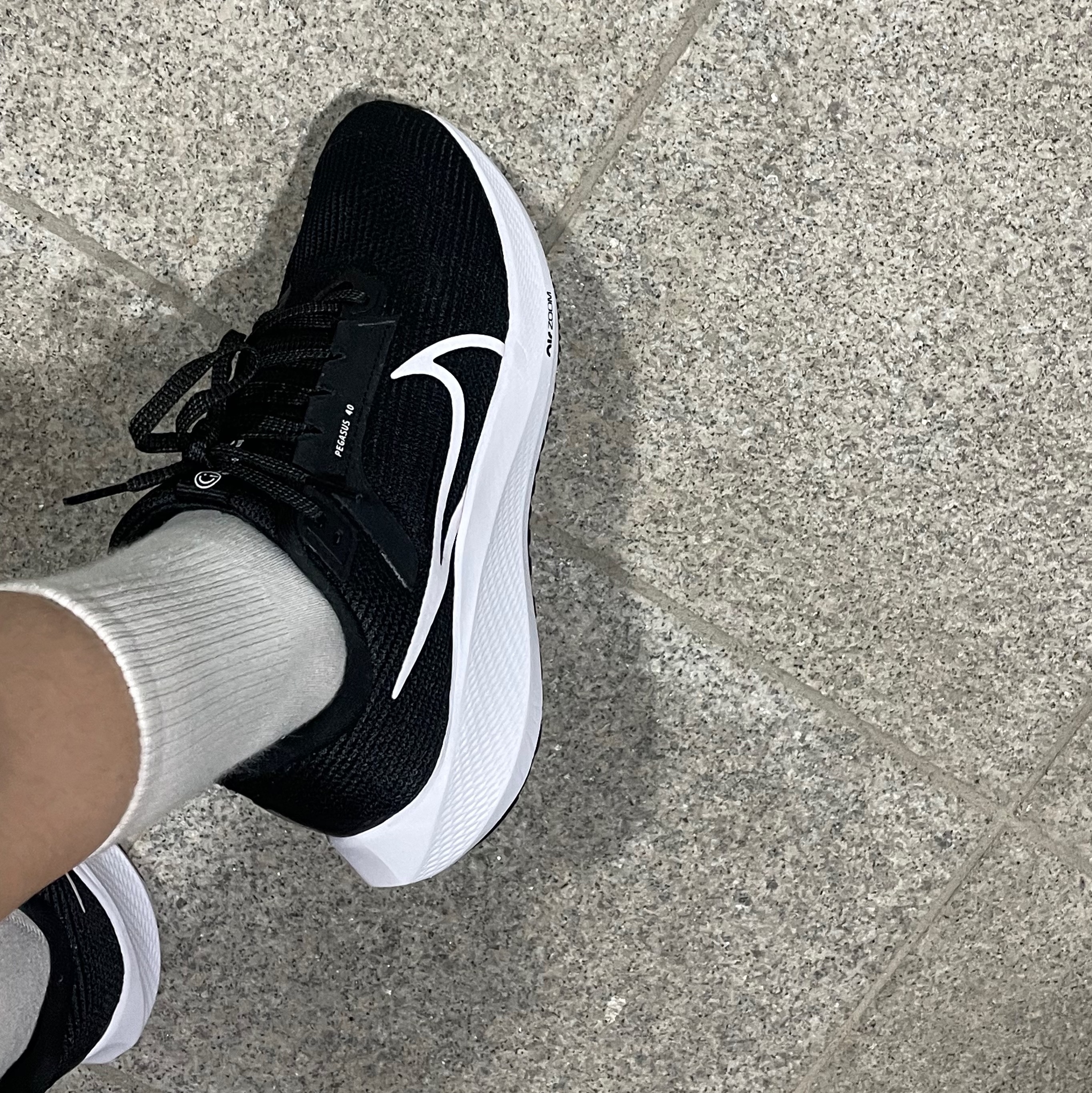 (W) Nike Air Zoom Pegasus 40 Black 착용 스타일 - 1