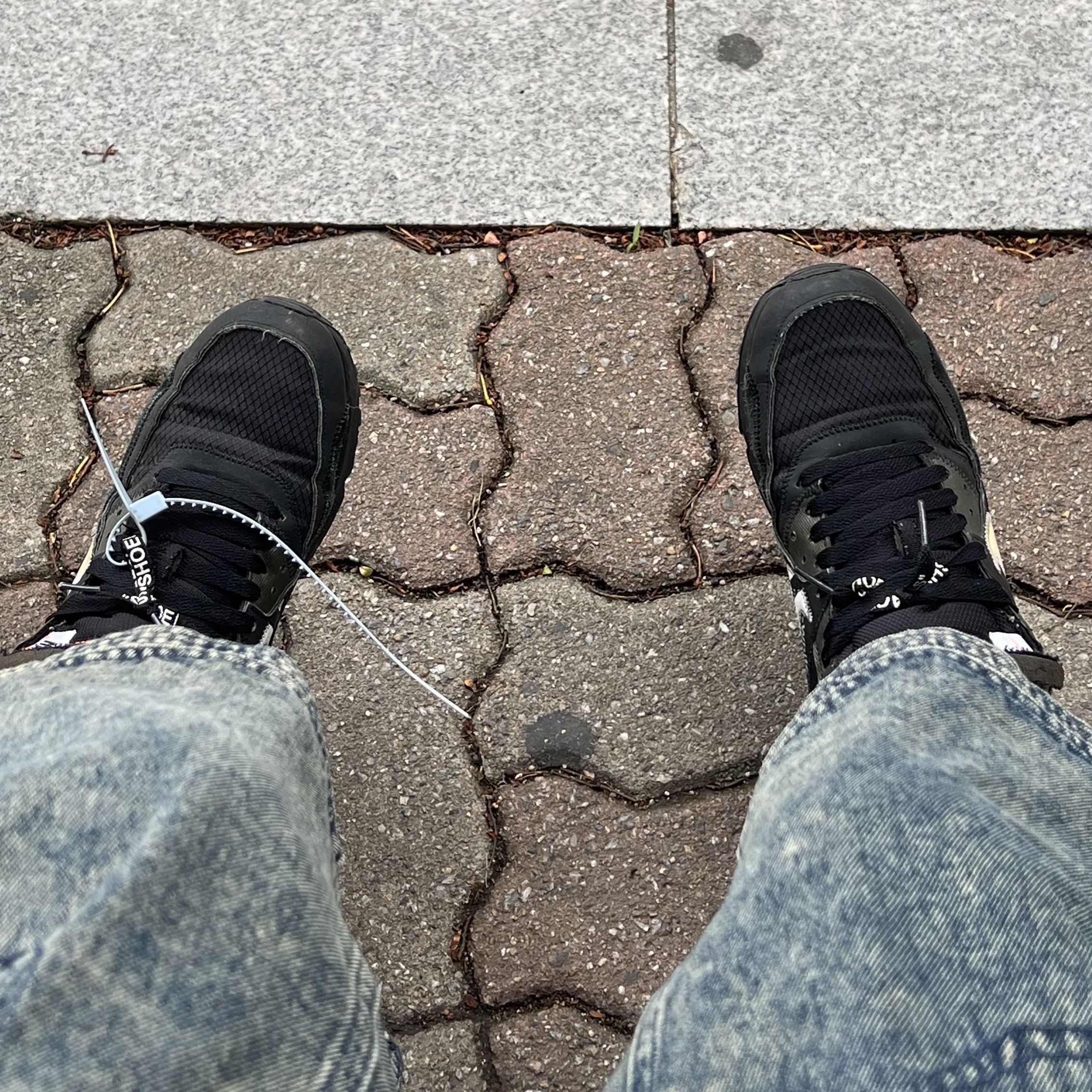 Nike x Off-White Air Max 90 V2 Black White 착용 스타일 - 2